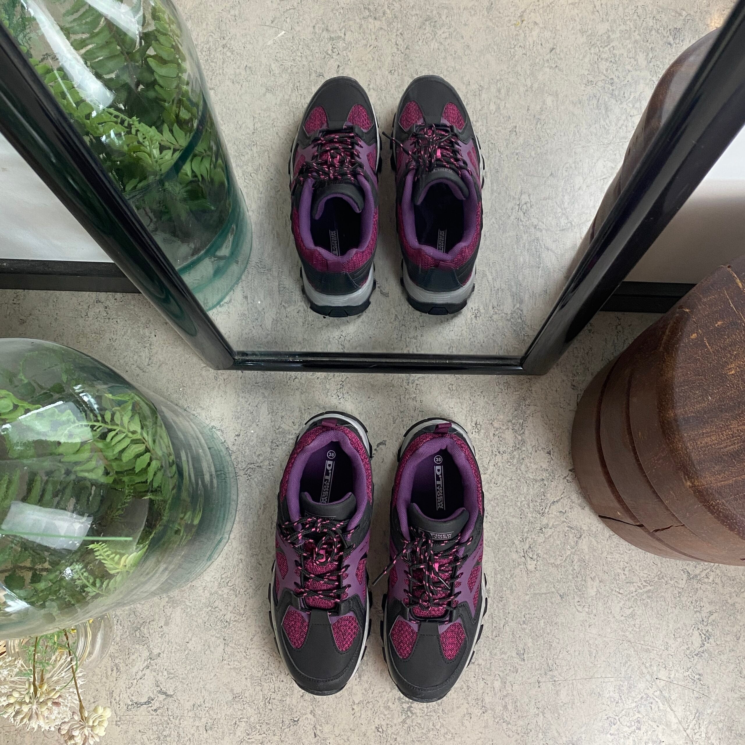 Funktionel vandresko i lilla med åndbart mesh og stødabsorberende sål