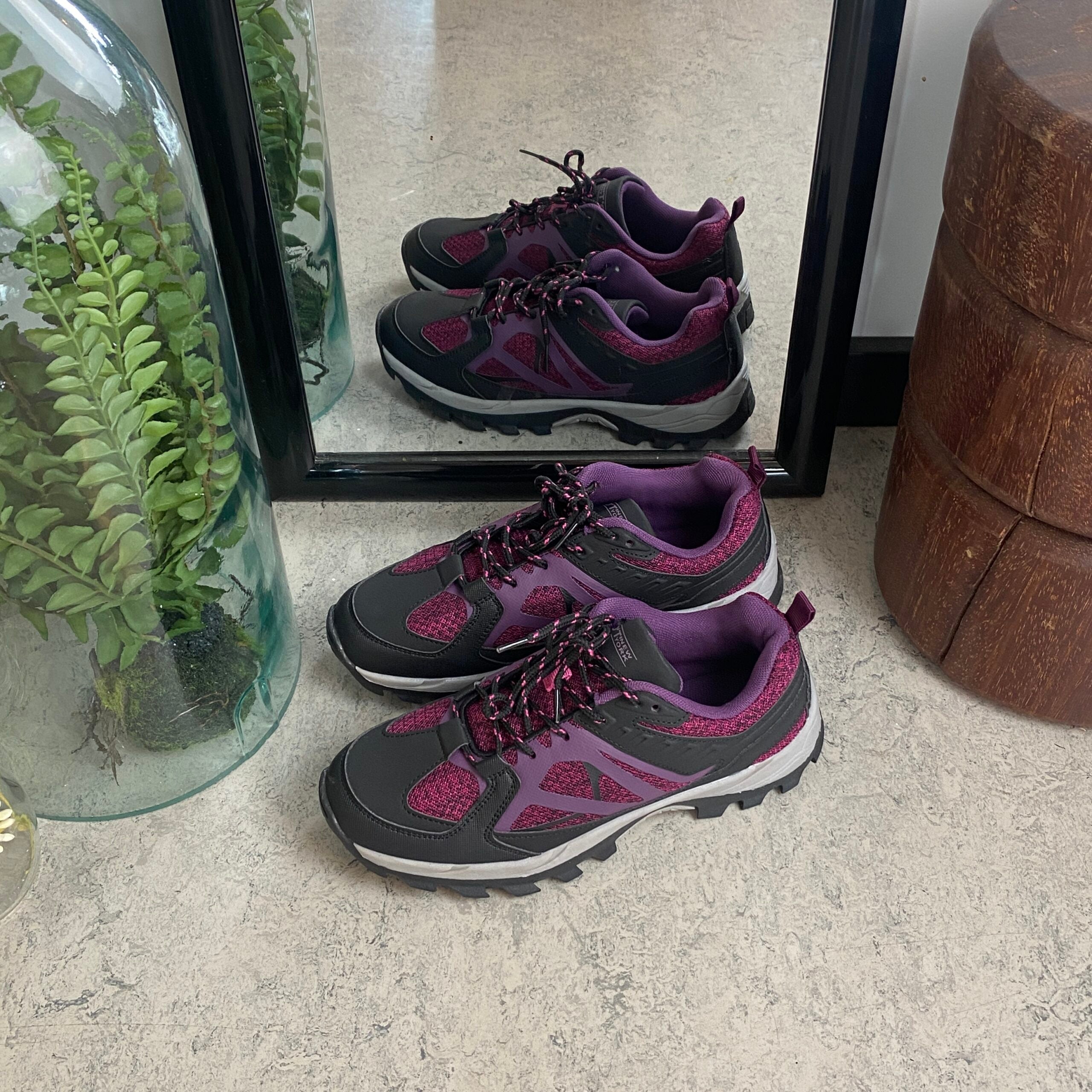 Funktionel vandresko i lilla med åndbart mesh og stødabsorberende sål