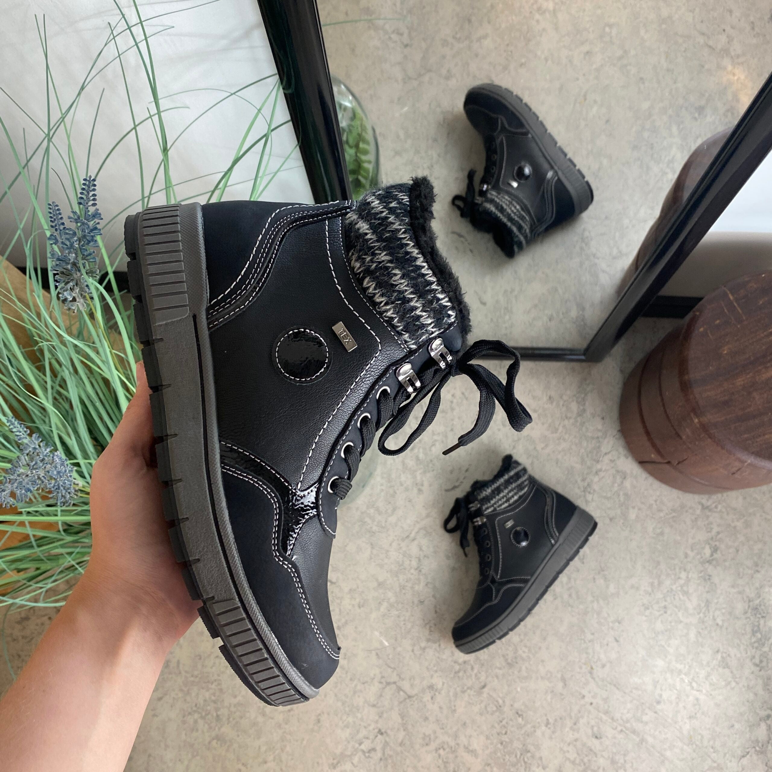 Sort vinterstøvle med snørebånd