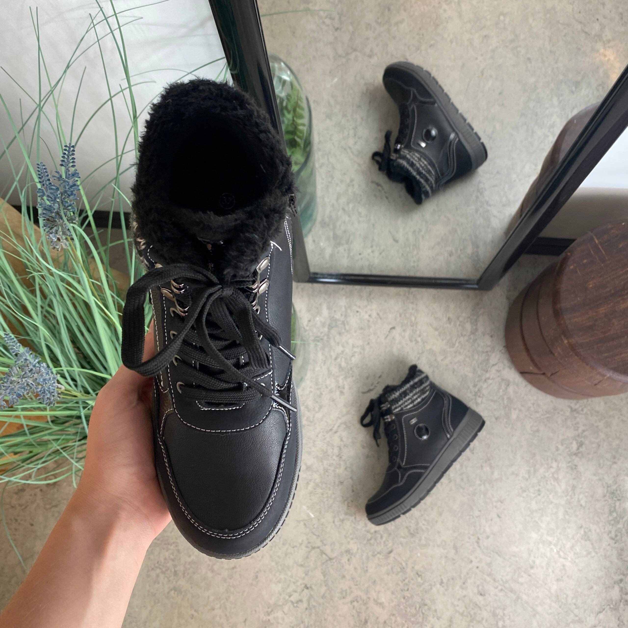 Sort vinterstøvle med snørebånd