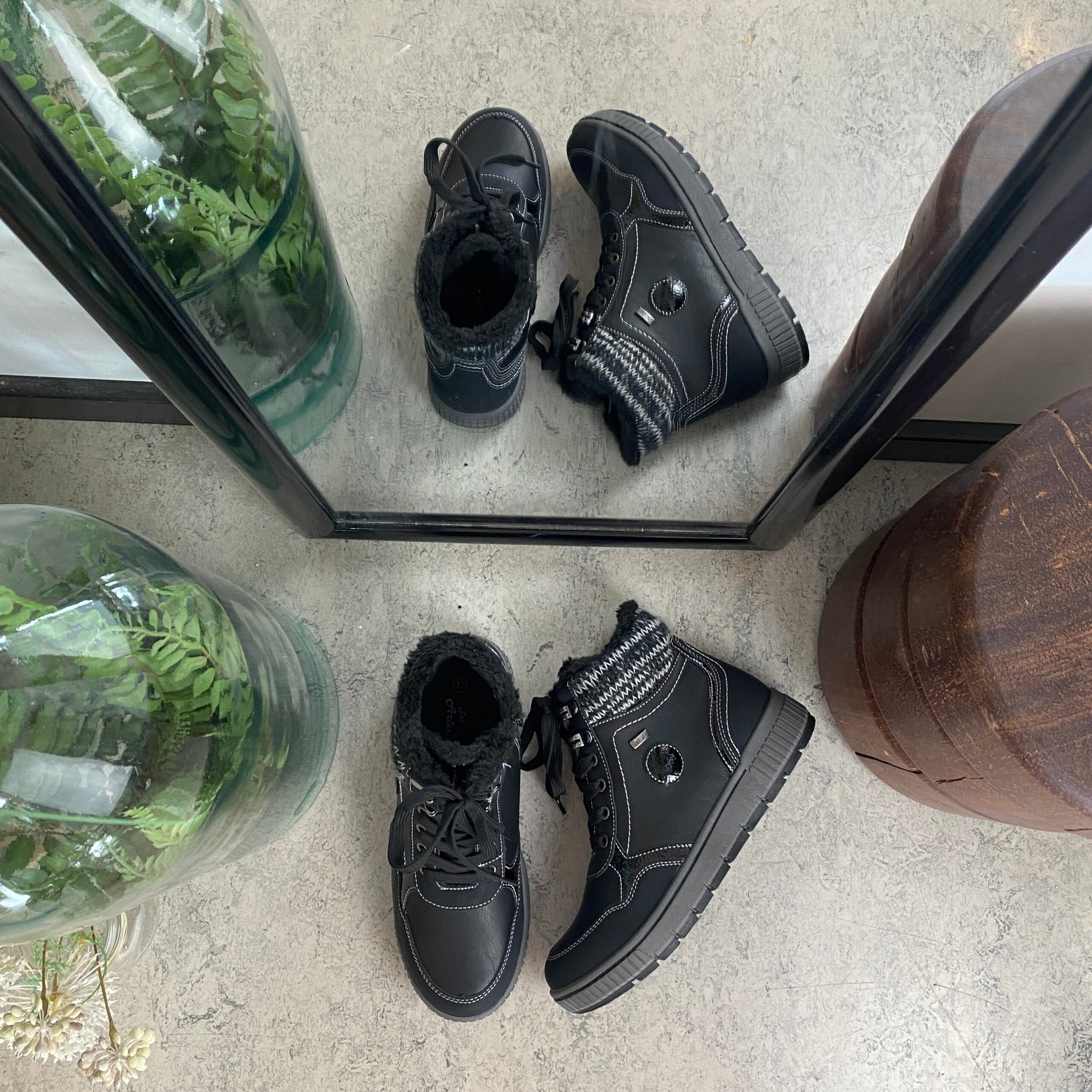 Sort vinterstøvle med snørebånd