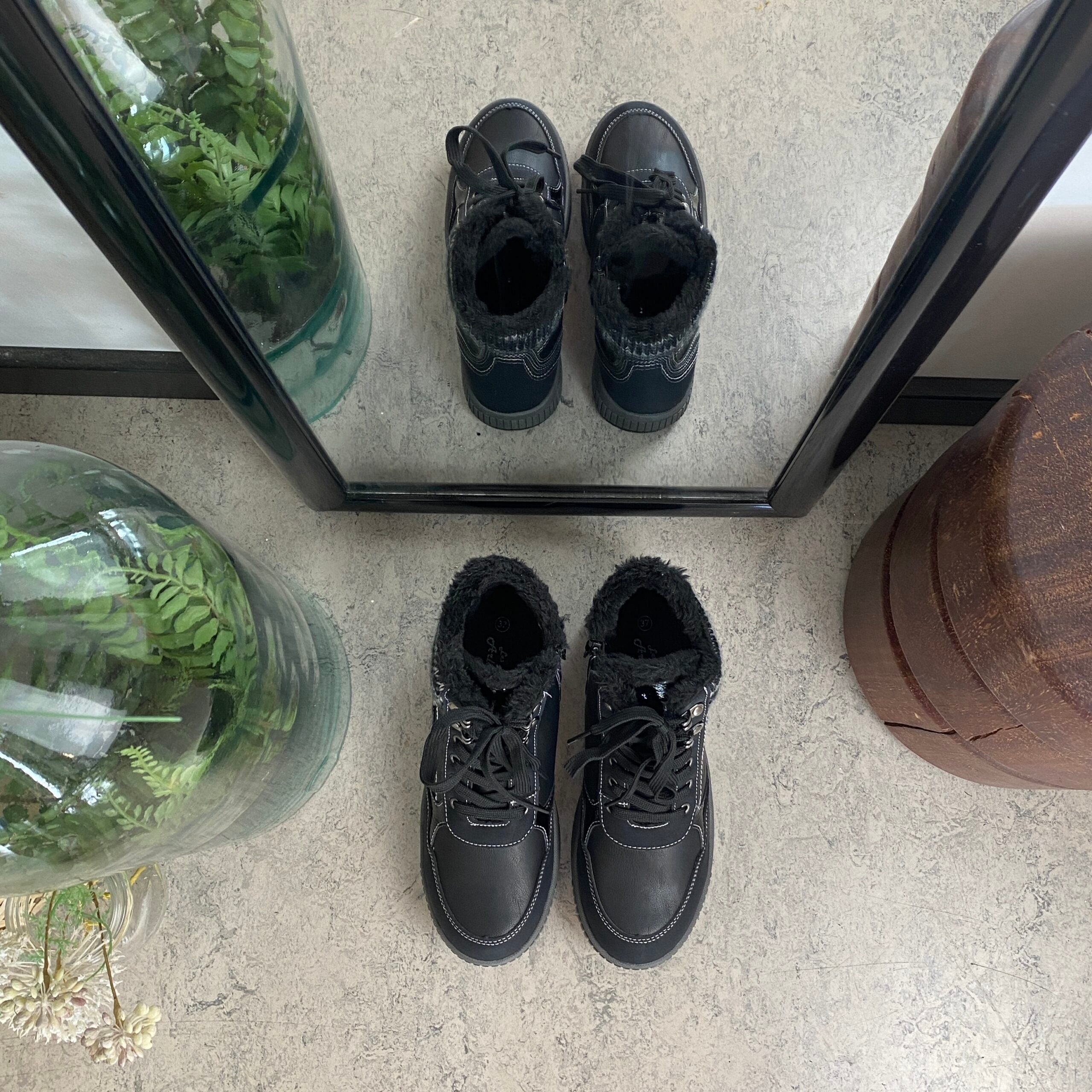 Sort vinterstøvle med snørebånd