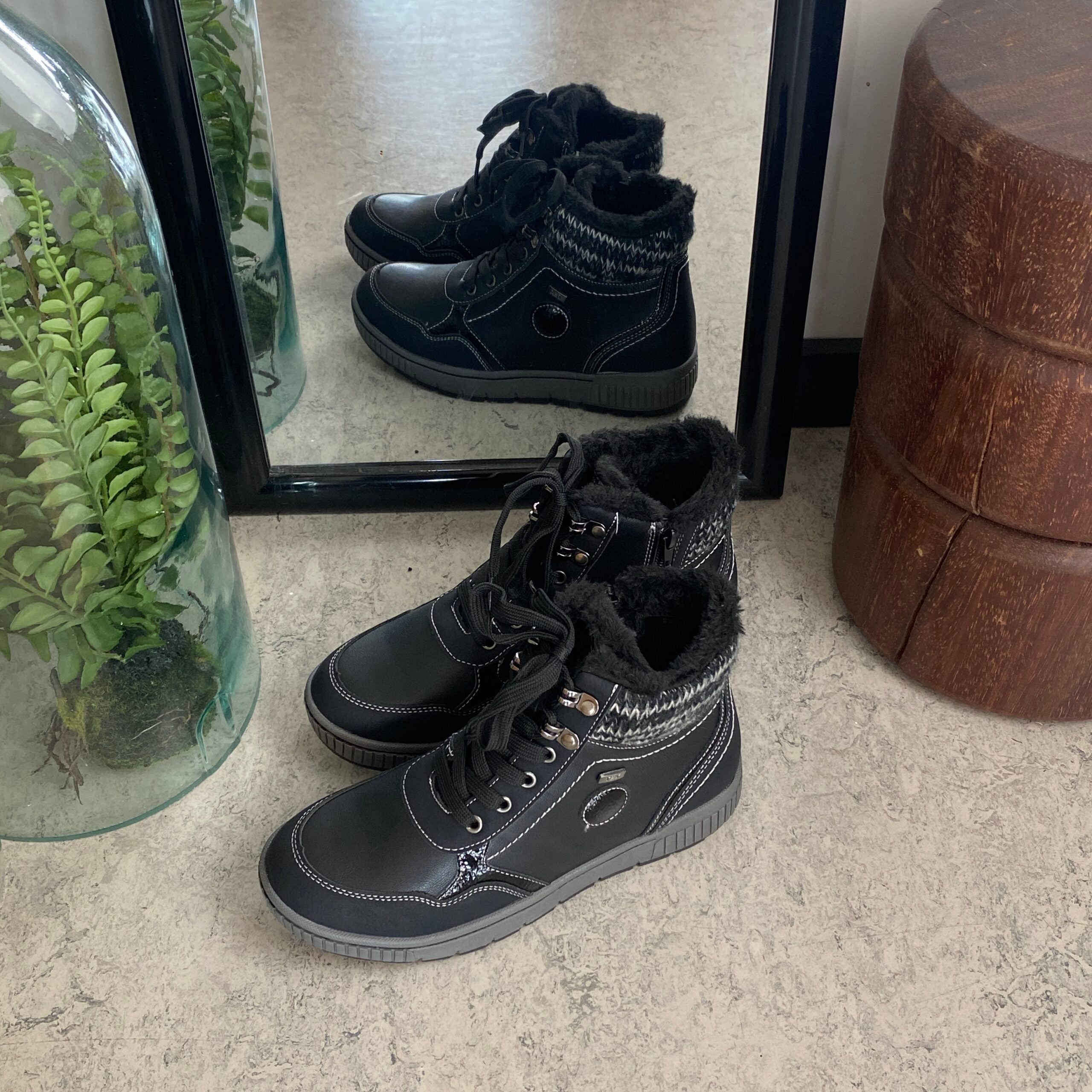 Sort vinterstøvle med snørebånd