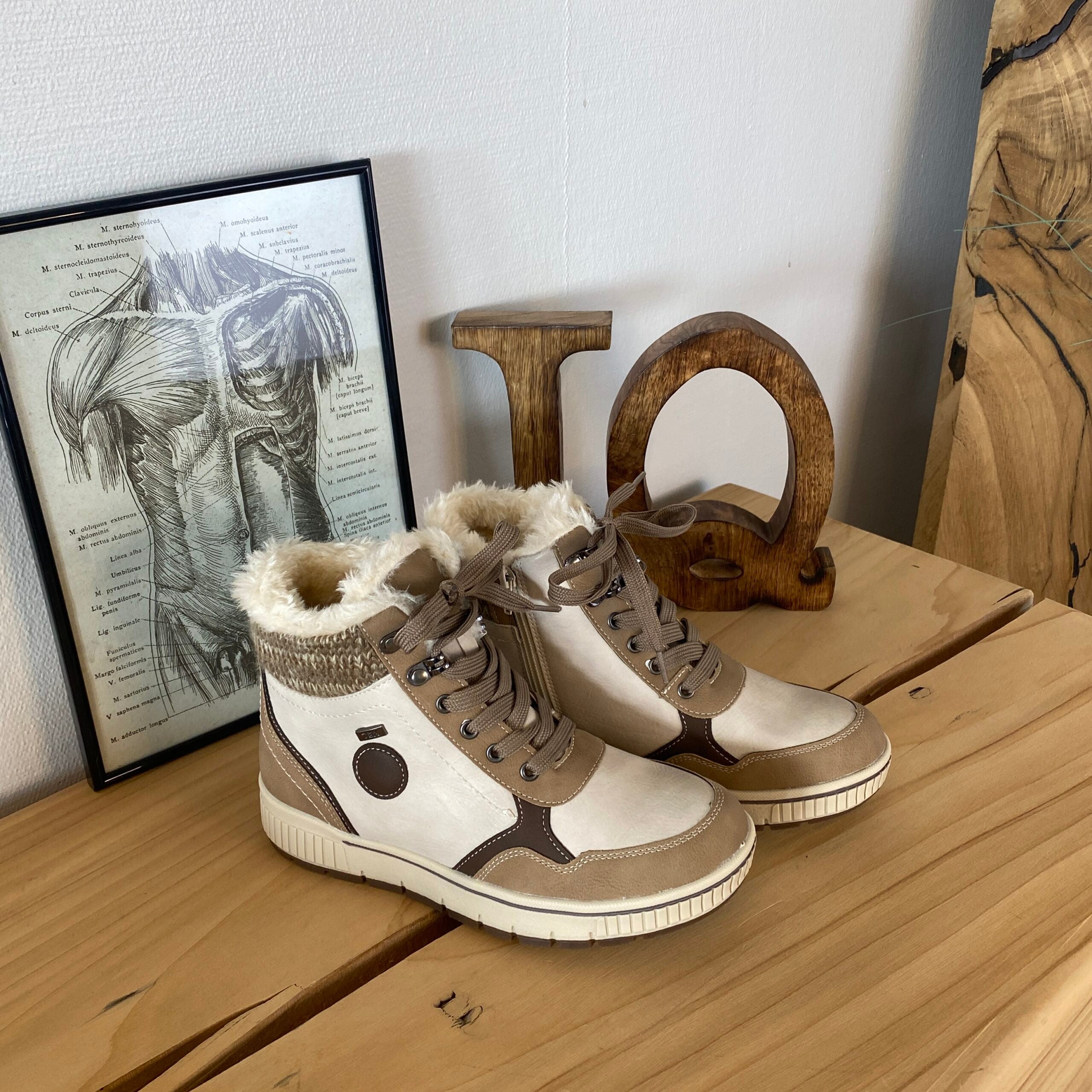 Taupe vinterstøvle med snørebånd