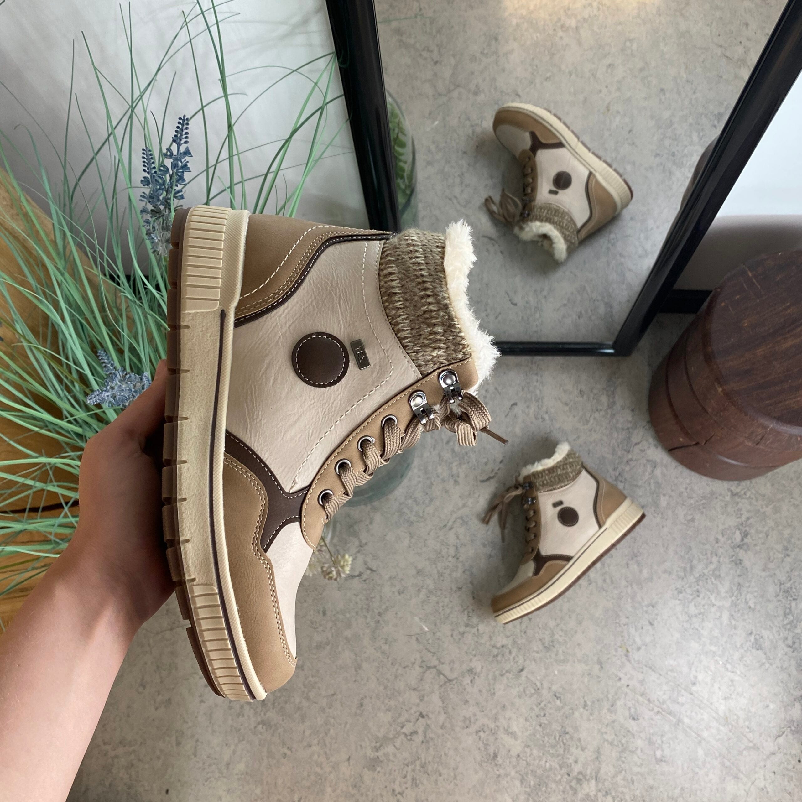 Taupe vinterstøvle med snørebånd