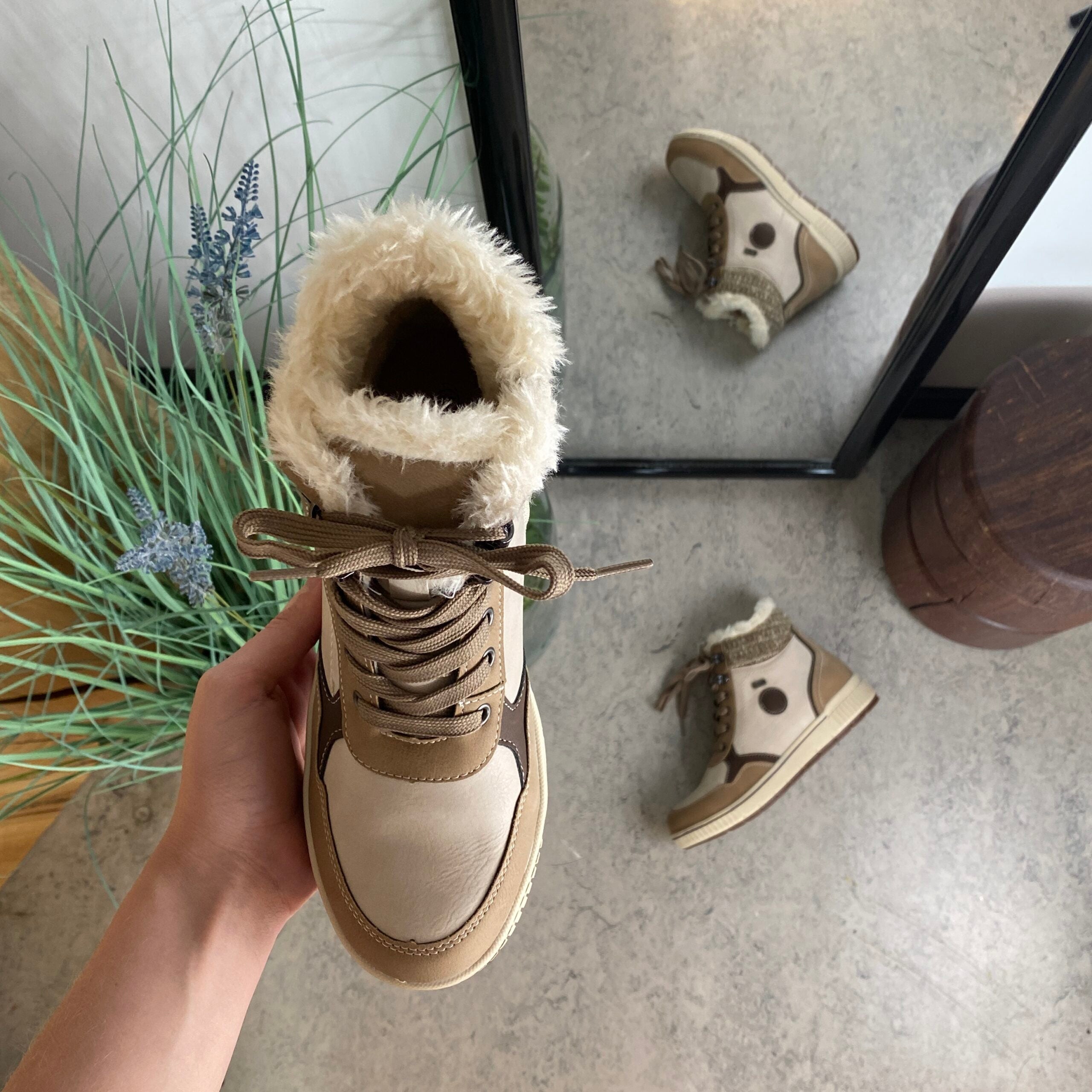 Taupe vinterstøvle med snørebånd