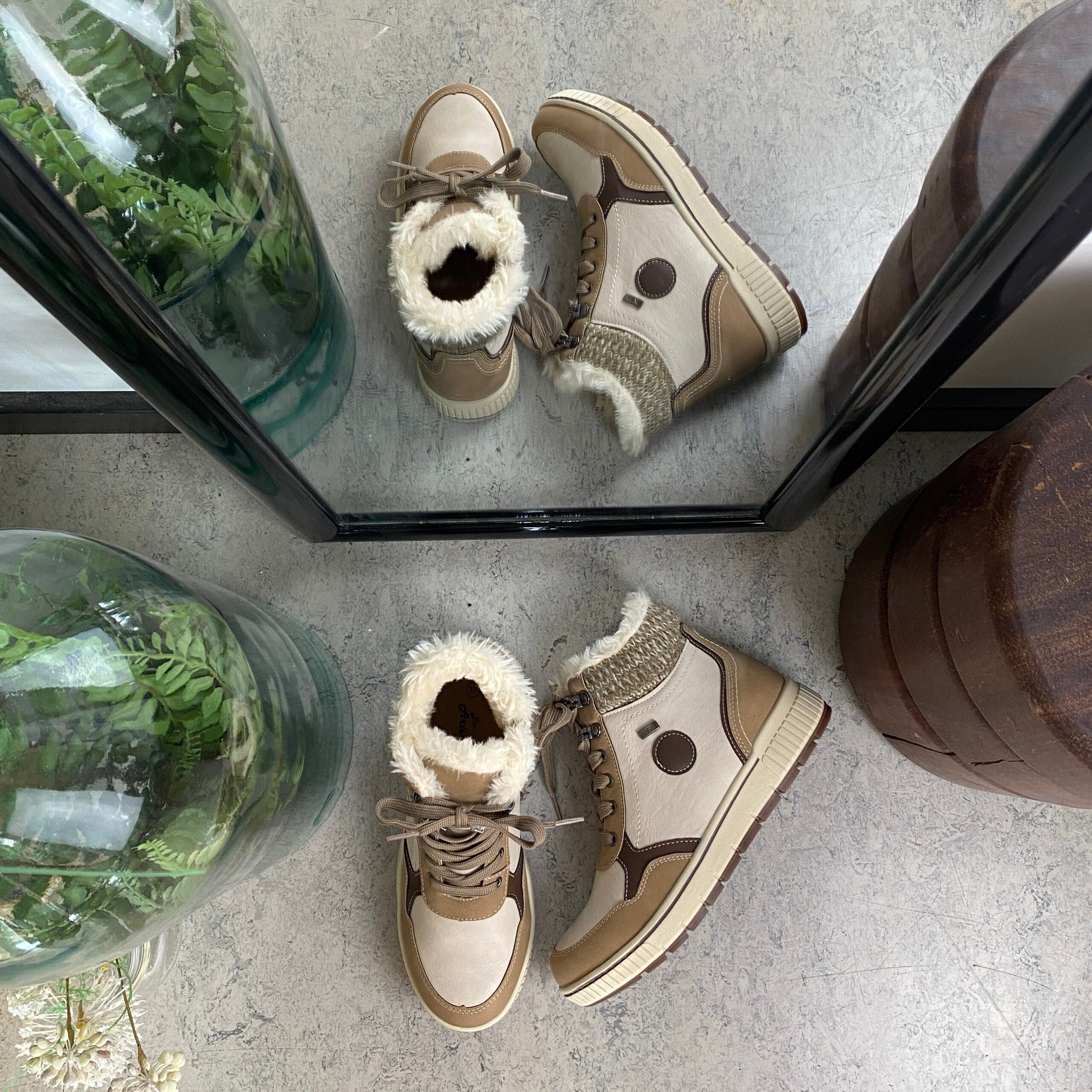 Taupe vinterstøvle med snørebånd