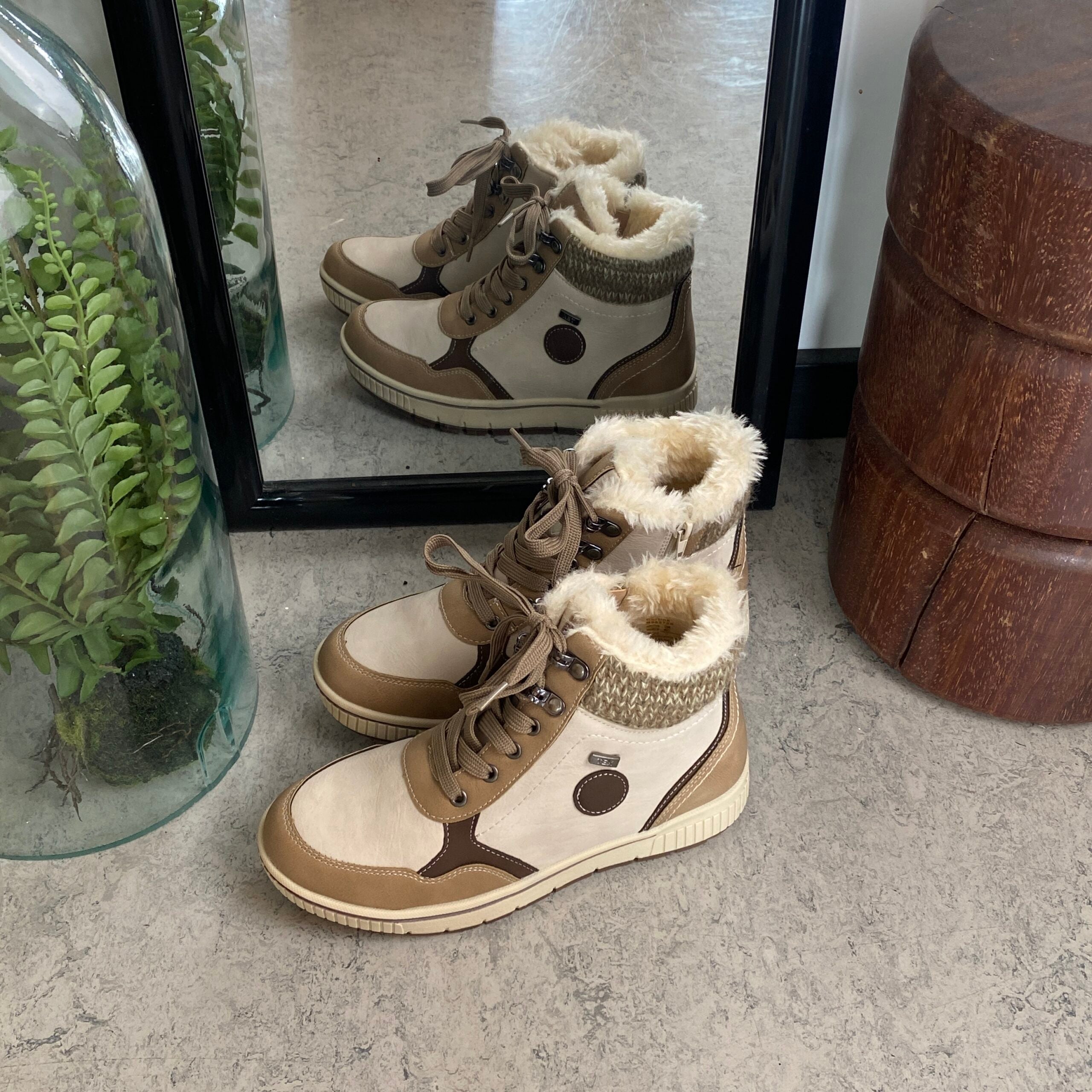 Taupe vinterstøvle med snørebånd