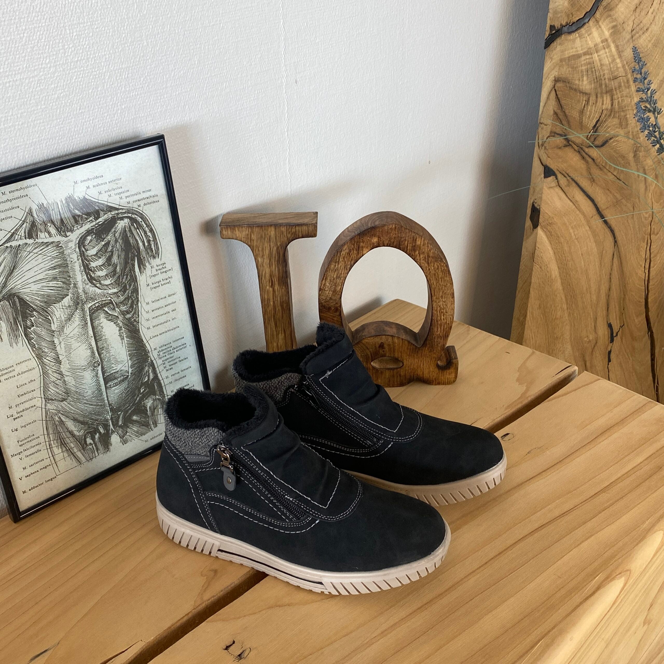 Kort foret vinterstøvle i sort med dobbelt lynlås