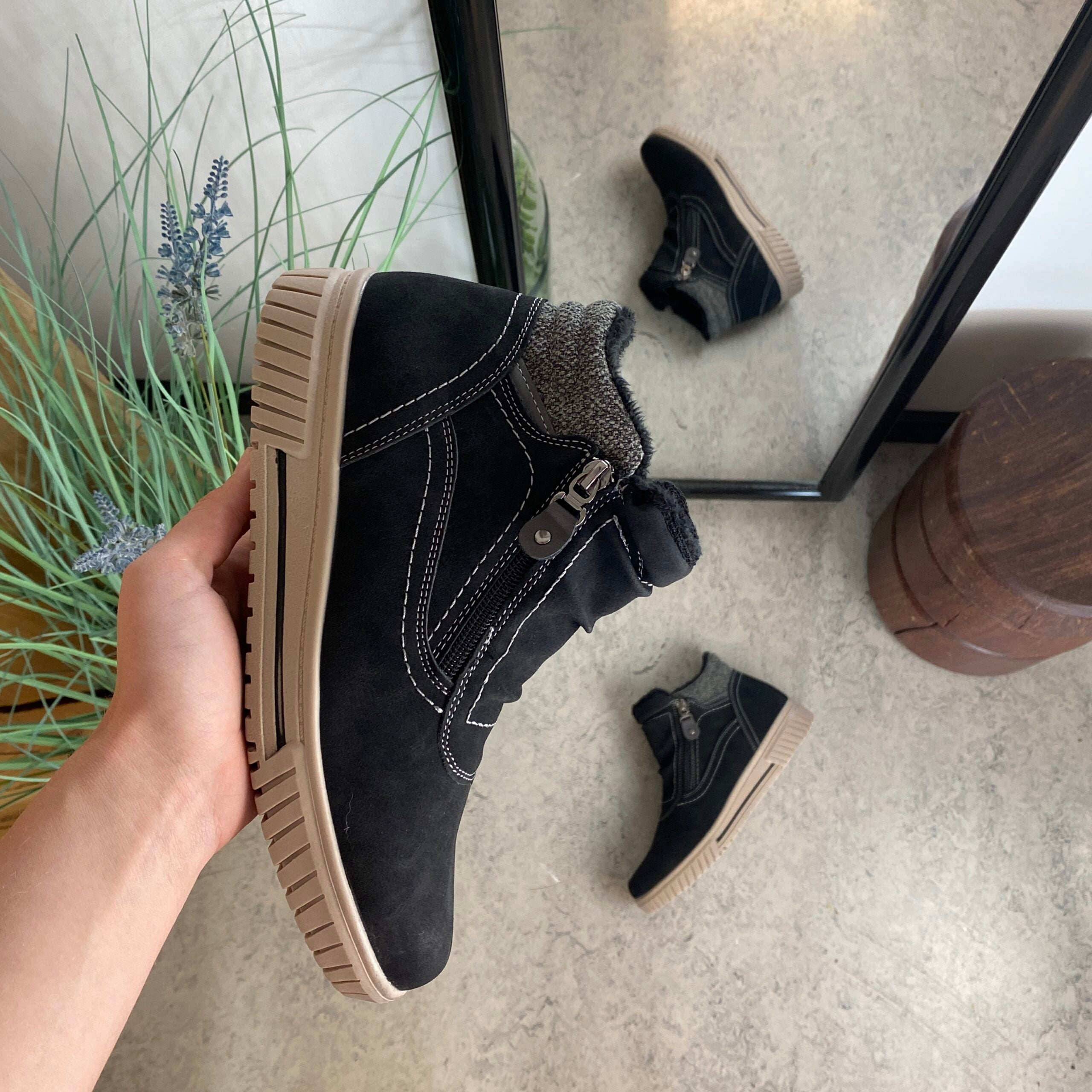 Kort foret vinterstøvle i sort med dobbelt lynlås