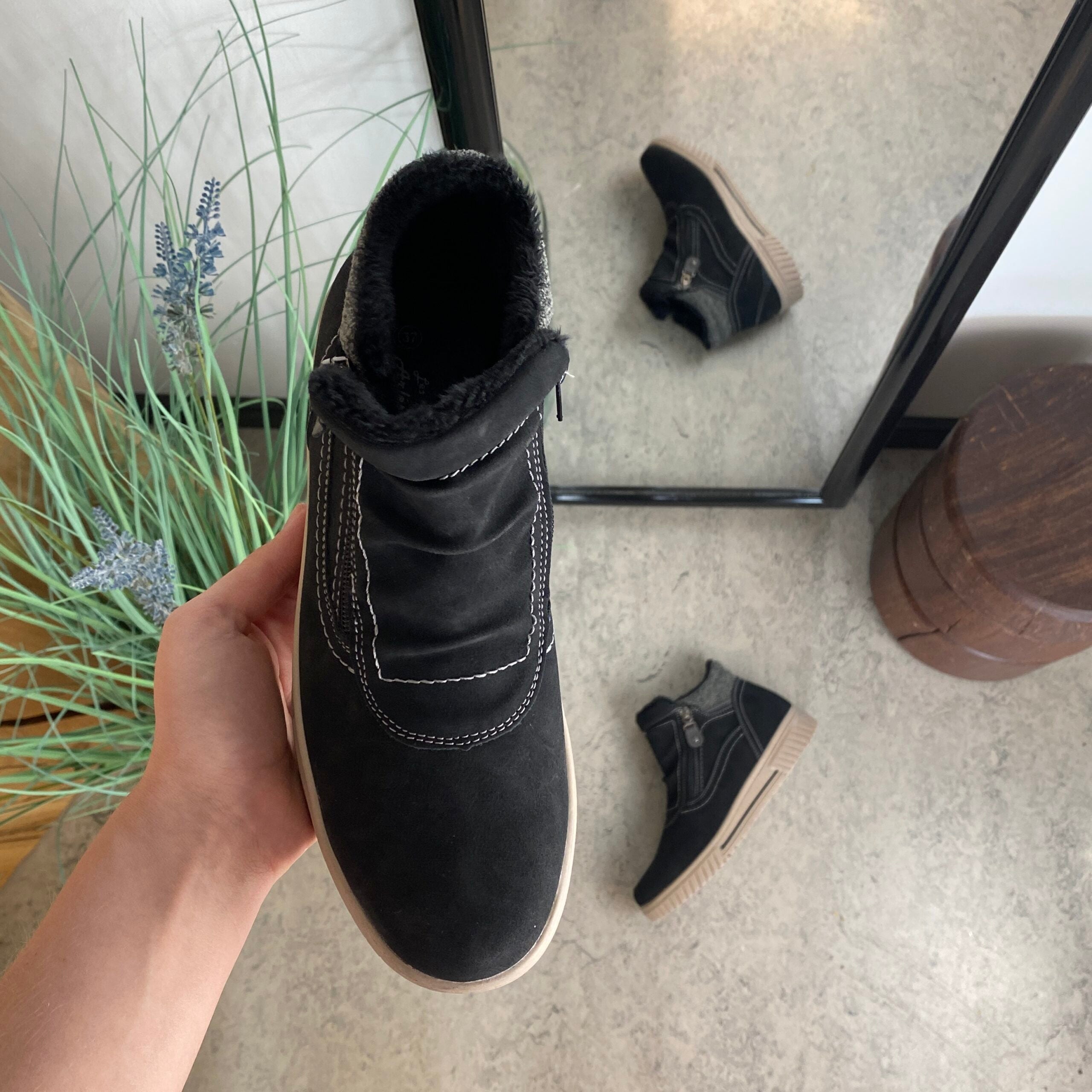 Kort foret vinterstøvle i sort med dobbelt lynlås