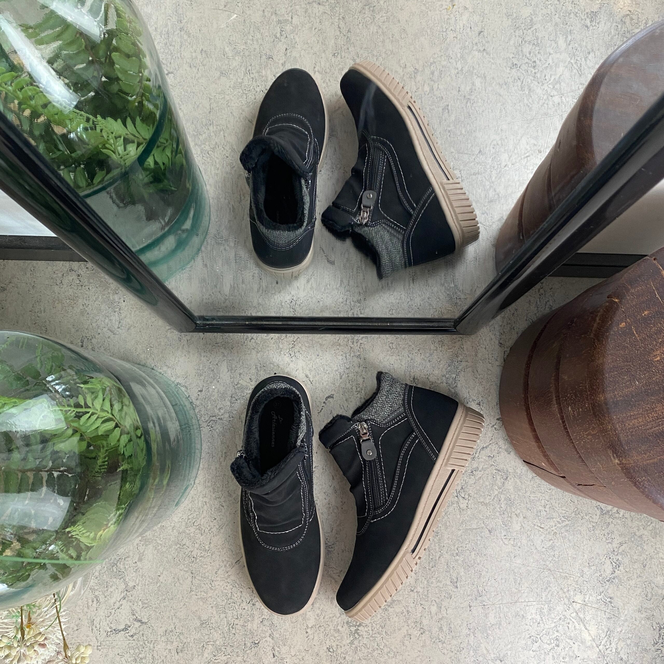 Kort foret vinterstøvle i sort med dobbelt lynlås