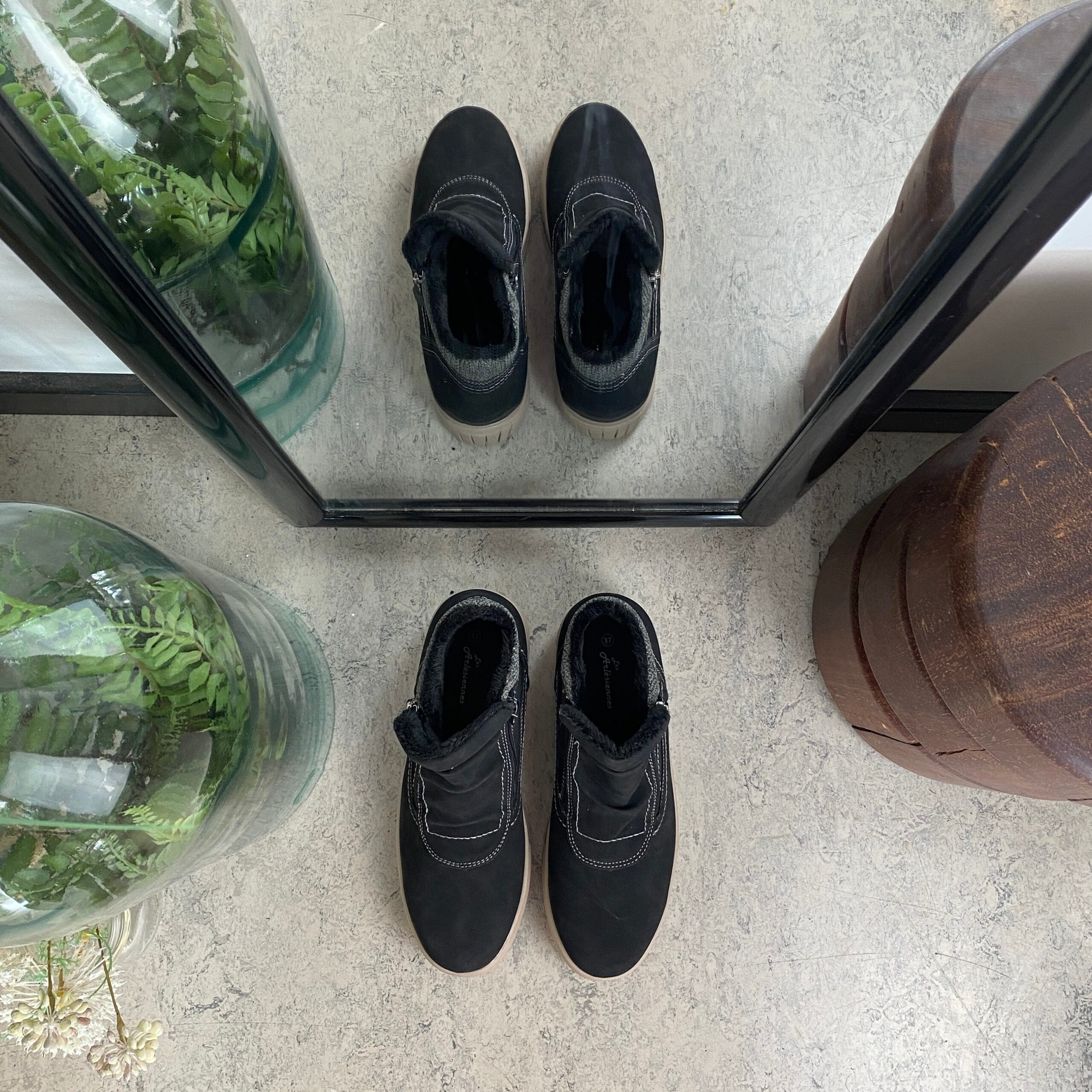 Kort foret vinterstøvle i sort med dobbelt lynlås