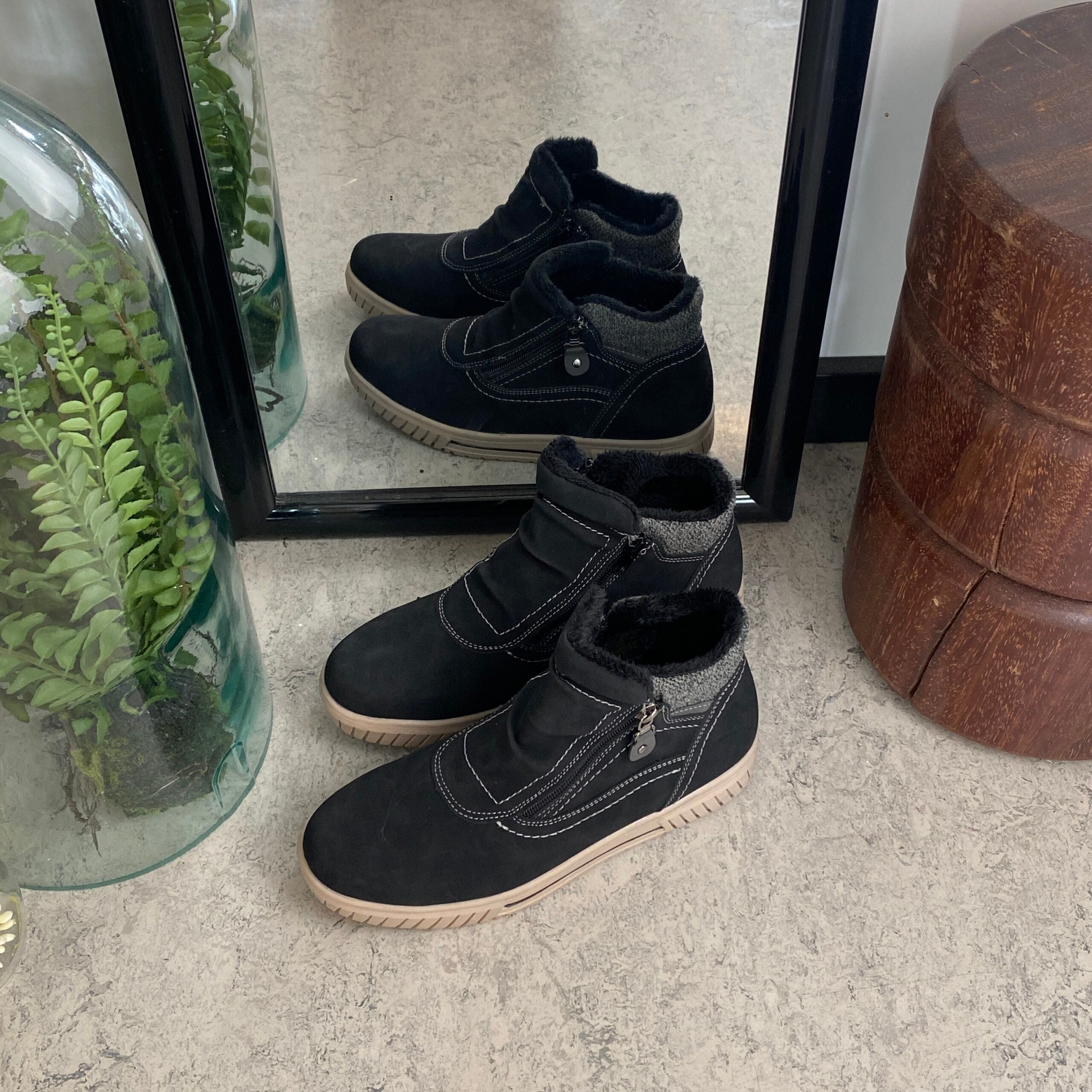 Kort foret vinterstøvle i sort med dobbelt lynlås