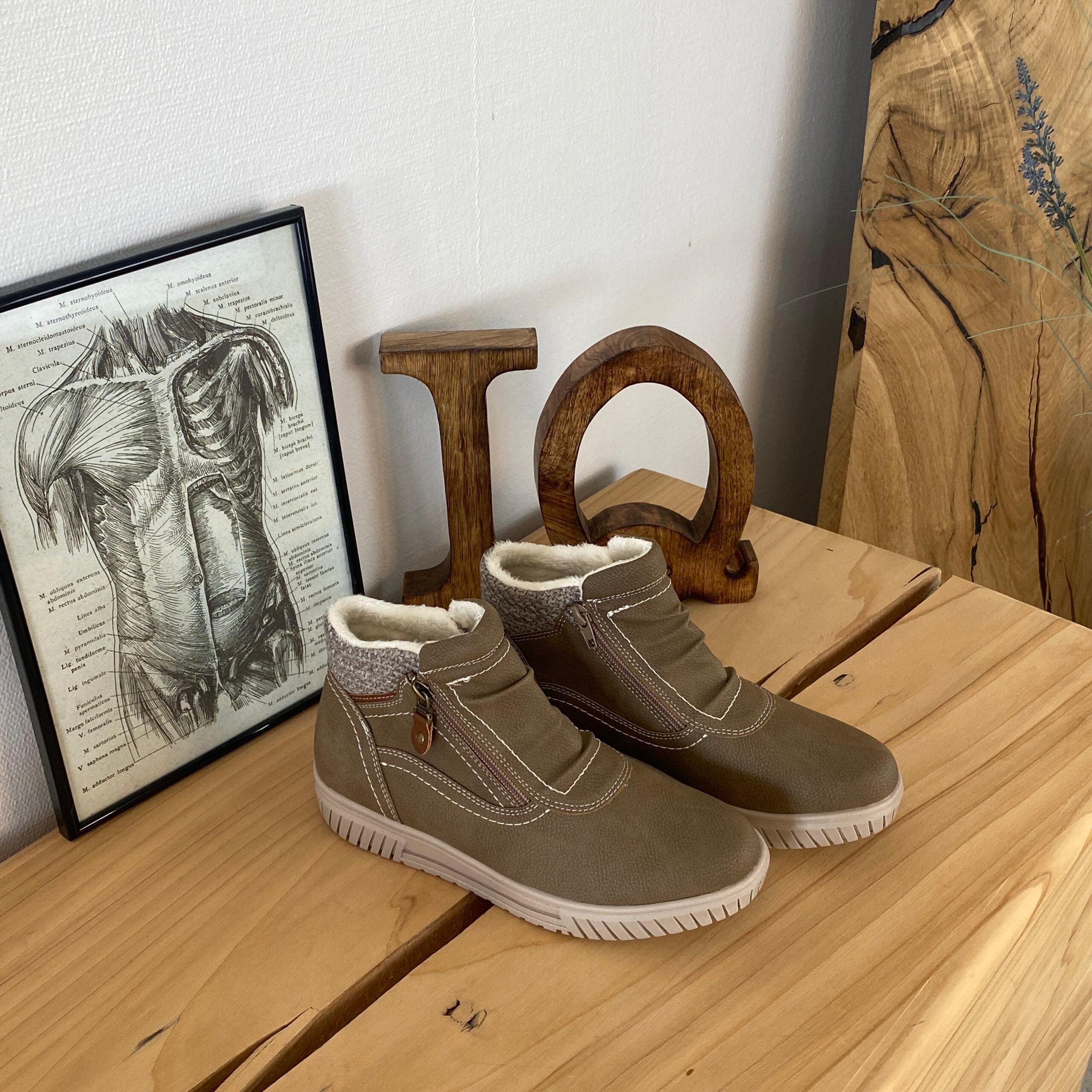 Kort foret vinterstøvle i taupe med dobbelt lynlås