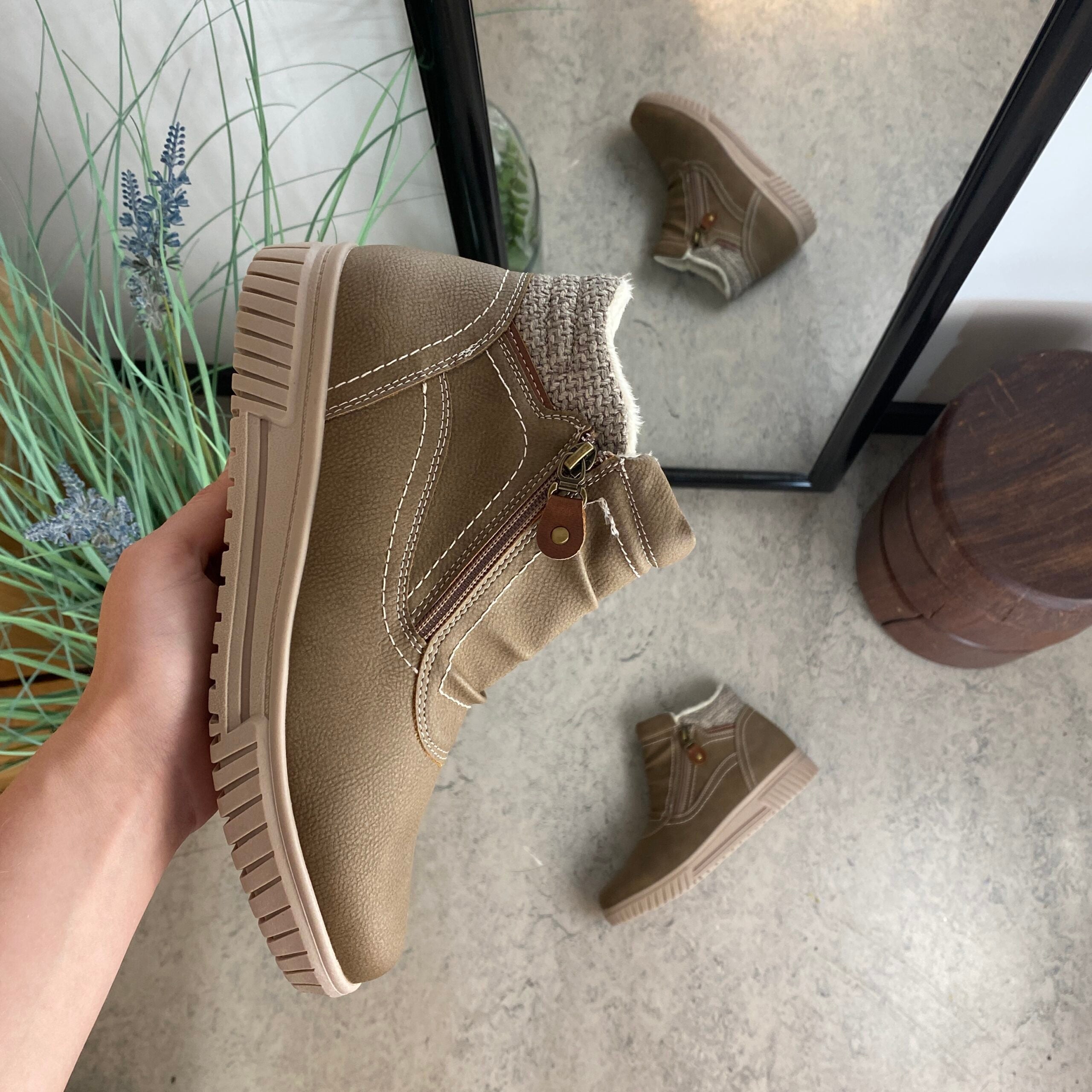 Kort foret vinterstøvle i taupe med dobbelt lynlås