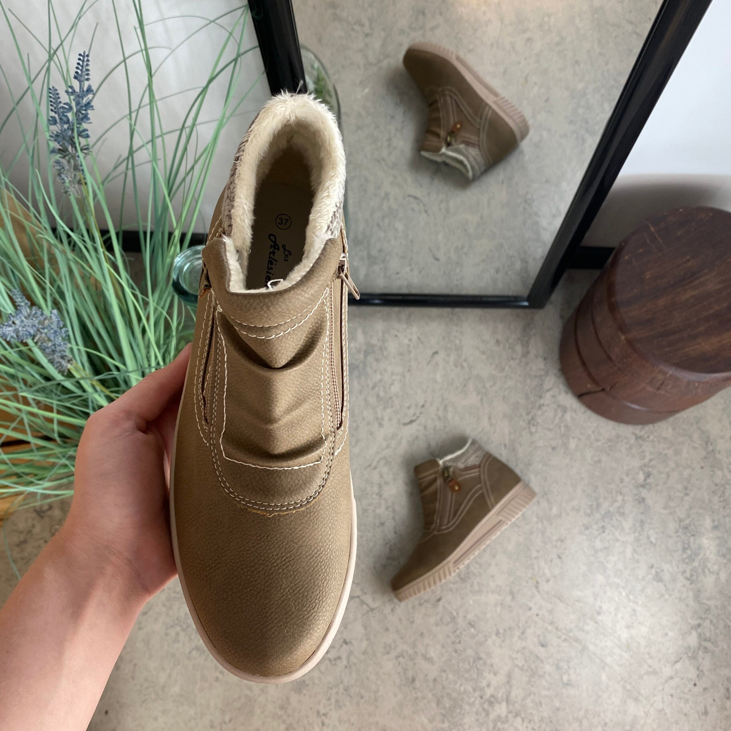 Kort foret vinterstøvle i taupe med dobbelt lynlås