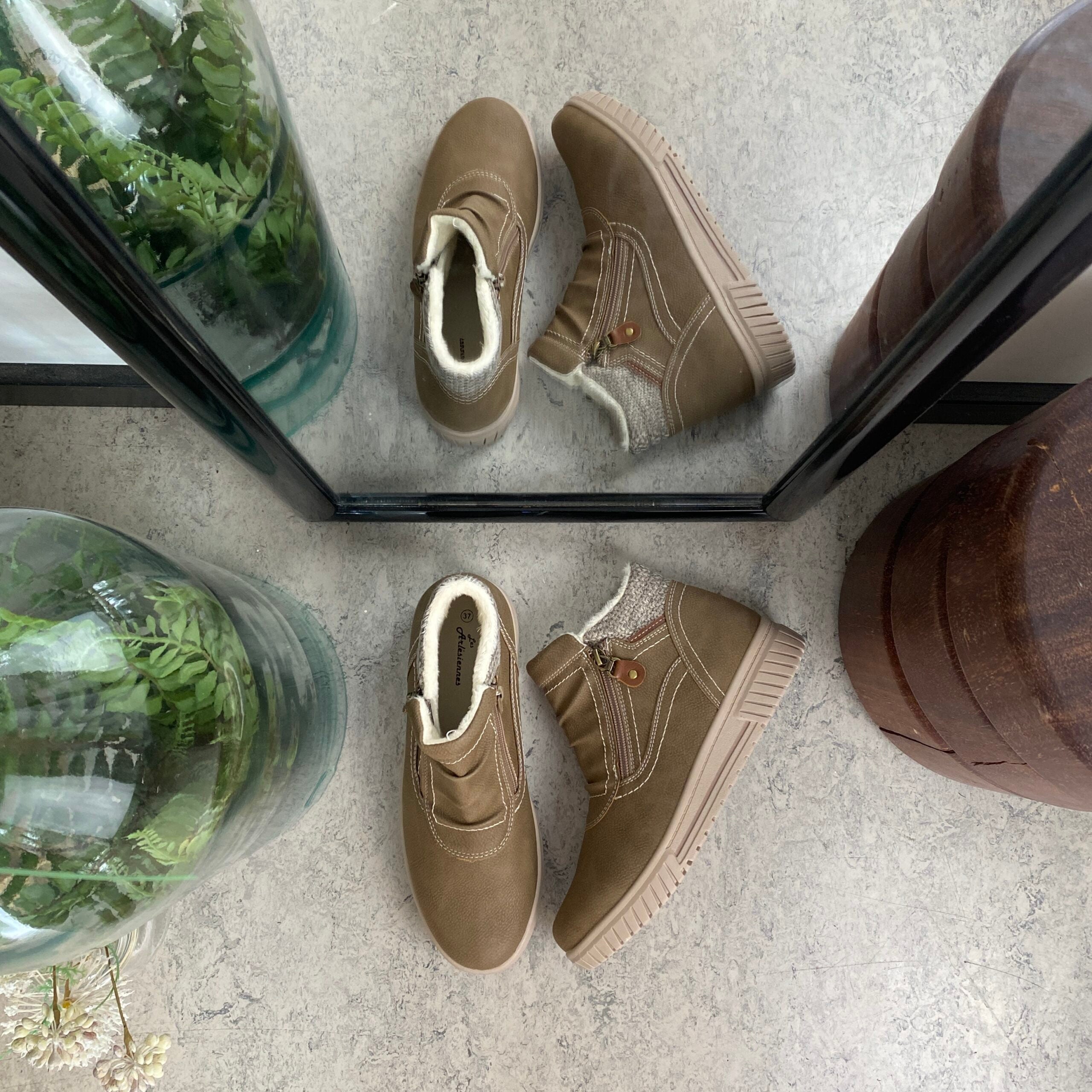 Kort foret vinterstøvle i taupe med dobbelt lynlås