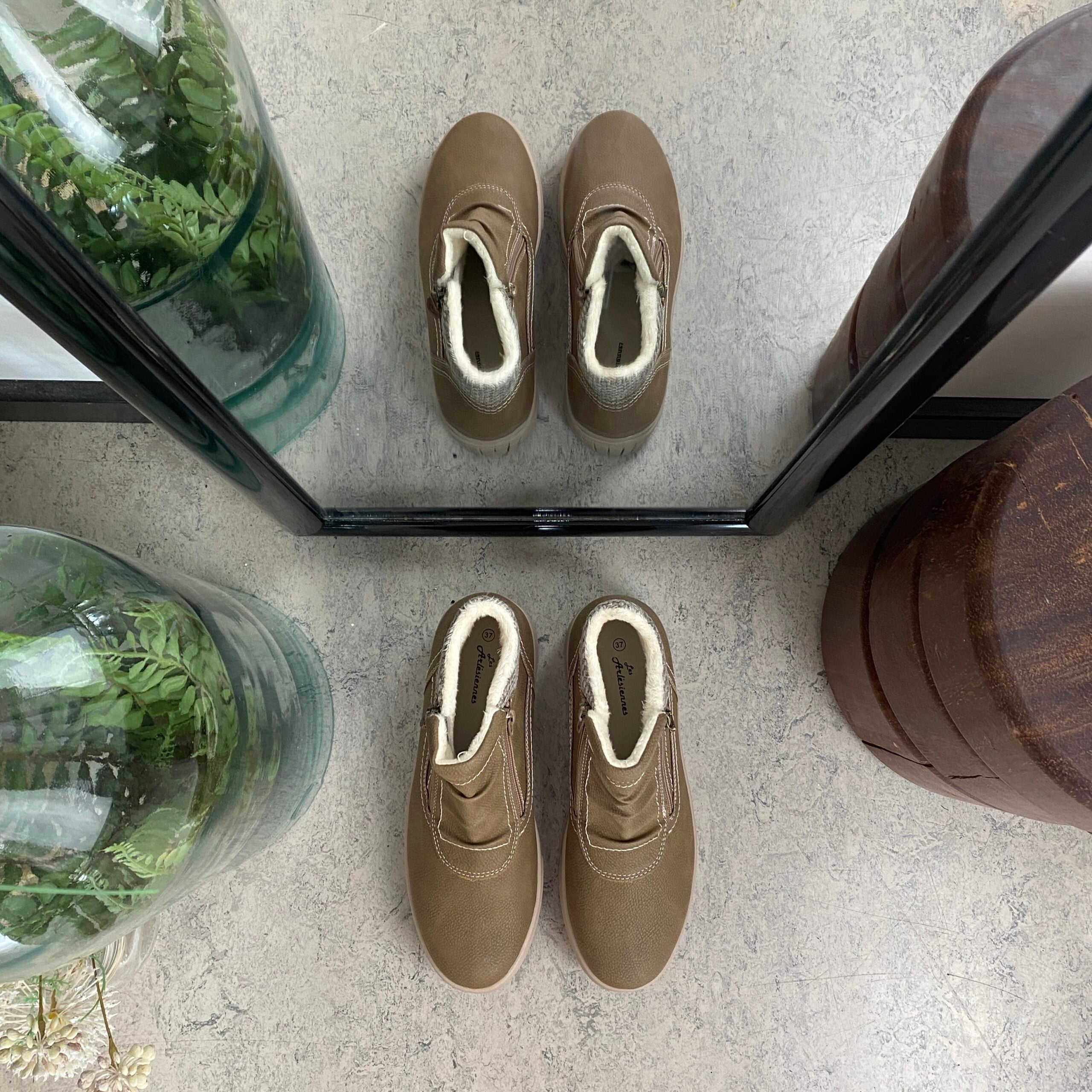 Kort foret vinterstøvle i taupe med dobbelt lynlås