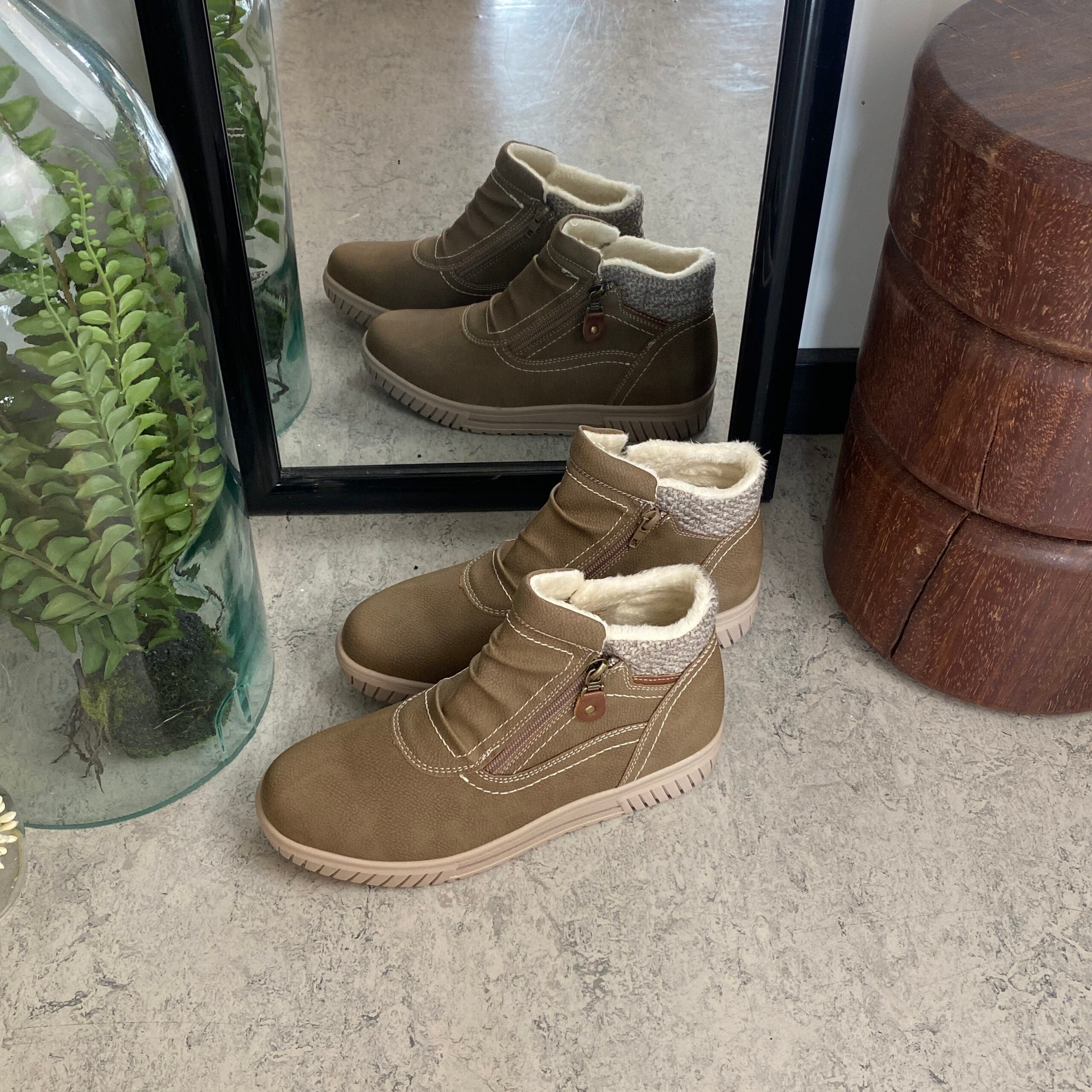 Kort foret vinterstøvle i taupe med dobbelt lynlås