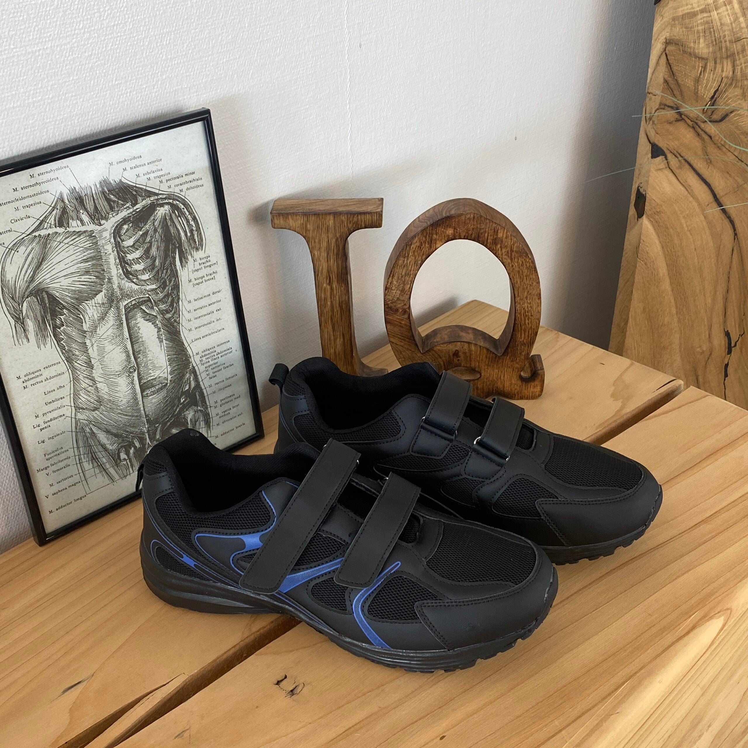 Sort letvægtssko med velcroremme og stødabsorberende sål