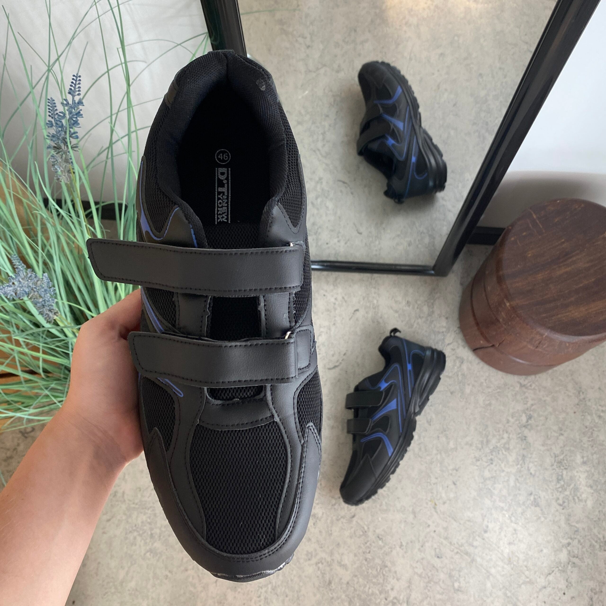 Sort letvægtssko med velcroremme og stødabsorberende sål