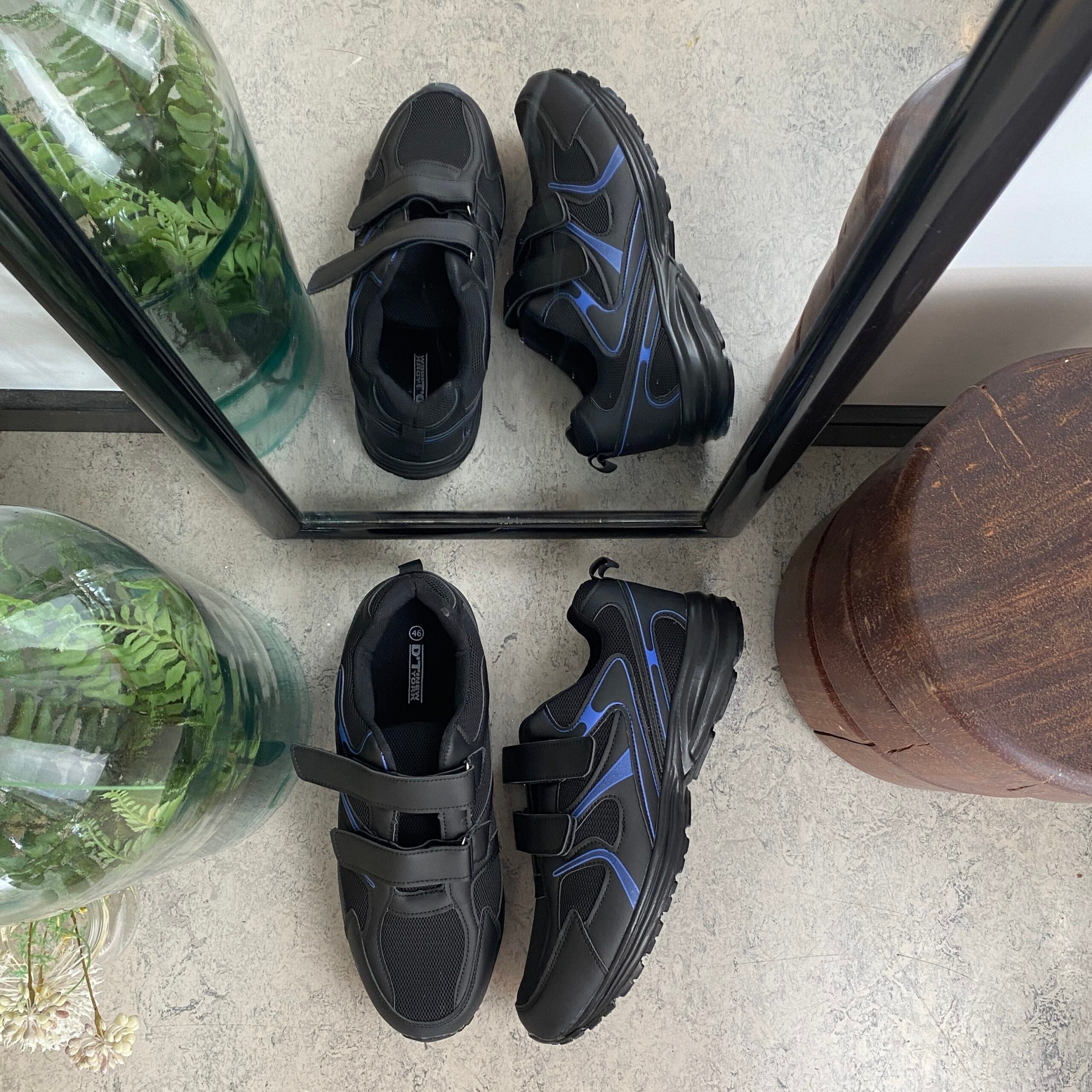 Sort letvægtssko med velcroremme og stødabsorberende sål