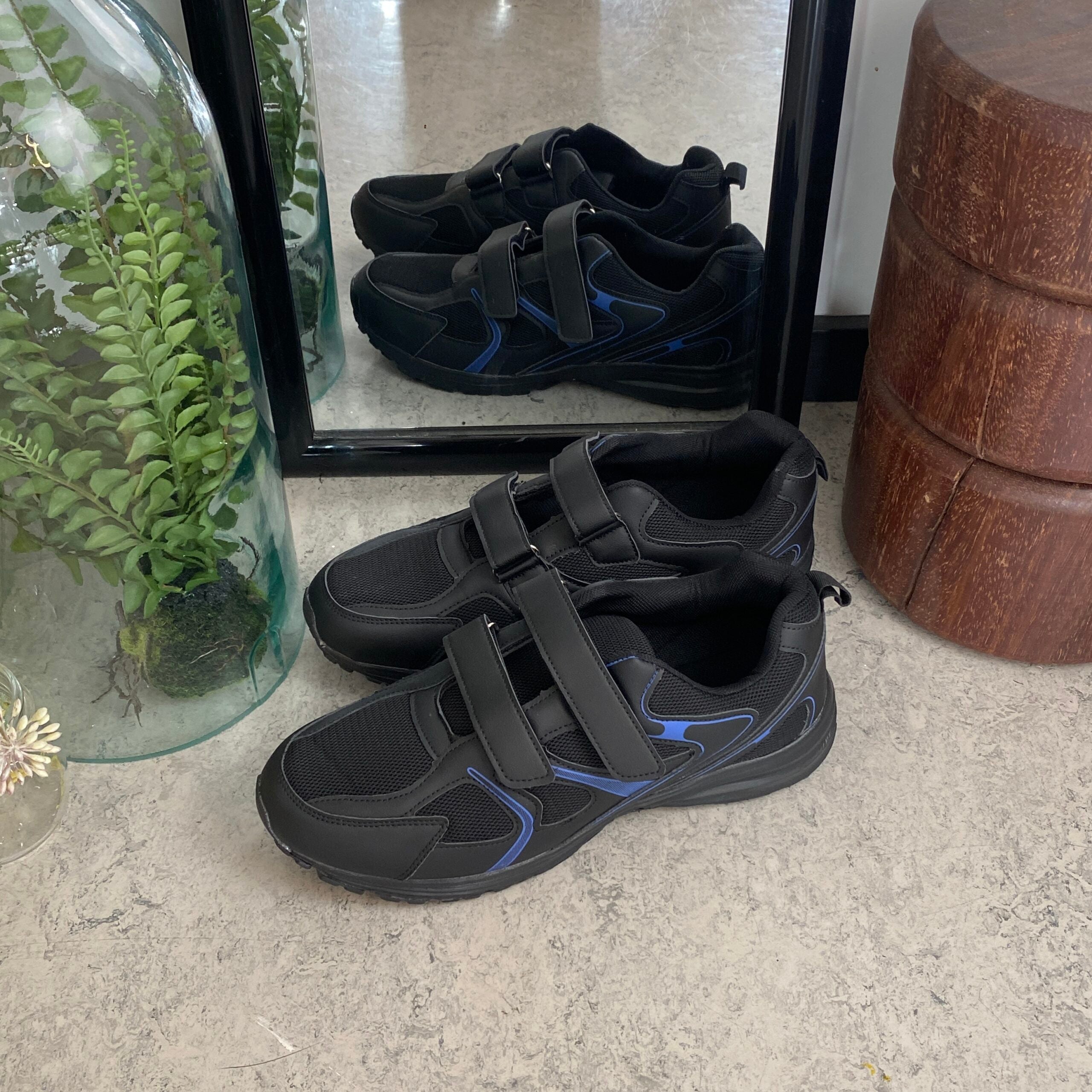 Sort letvægtssko med velcroremme og stødabsorberende sål