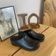 Praktisk sort Sanita træsko