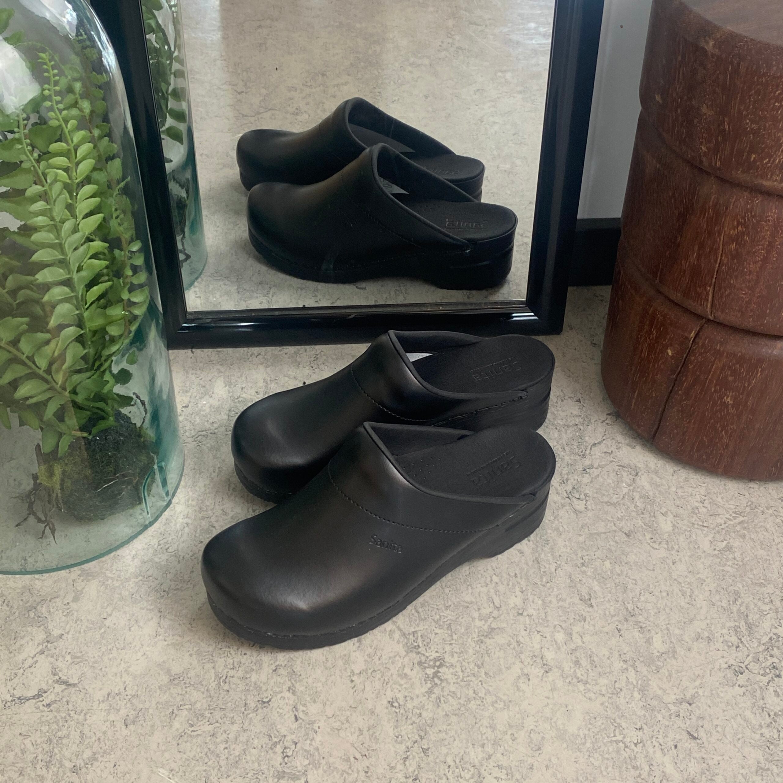 Praktisk sort Sanita træsko