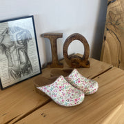 Hvid Sanita-træsko med smukt blomsterprint.