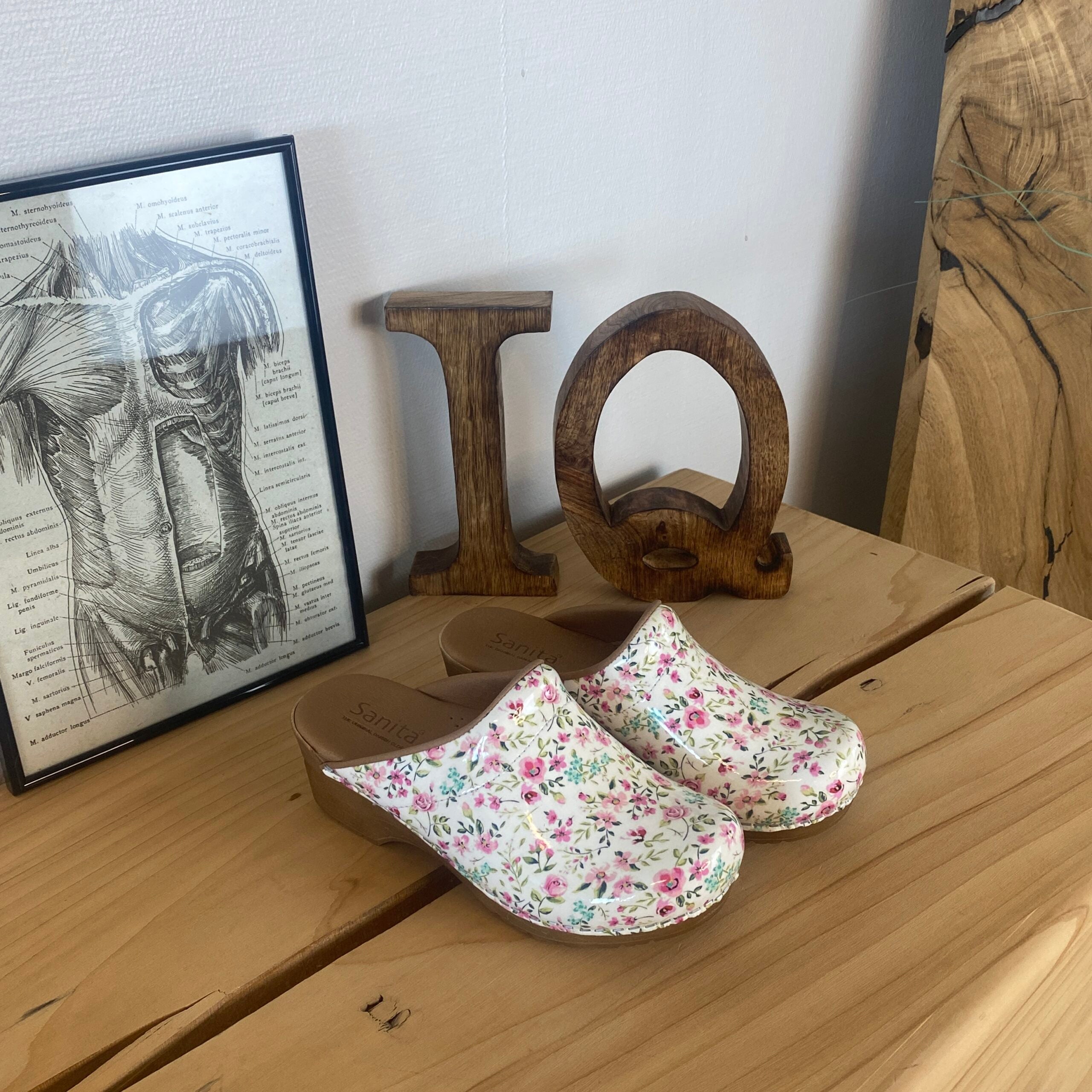 Hvid Sanita-træsko med smukt blomsterprint.