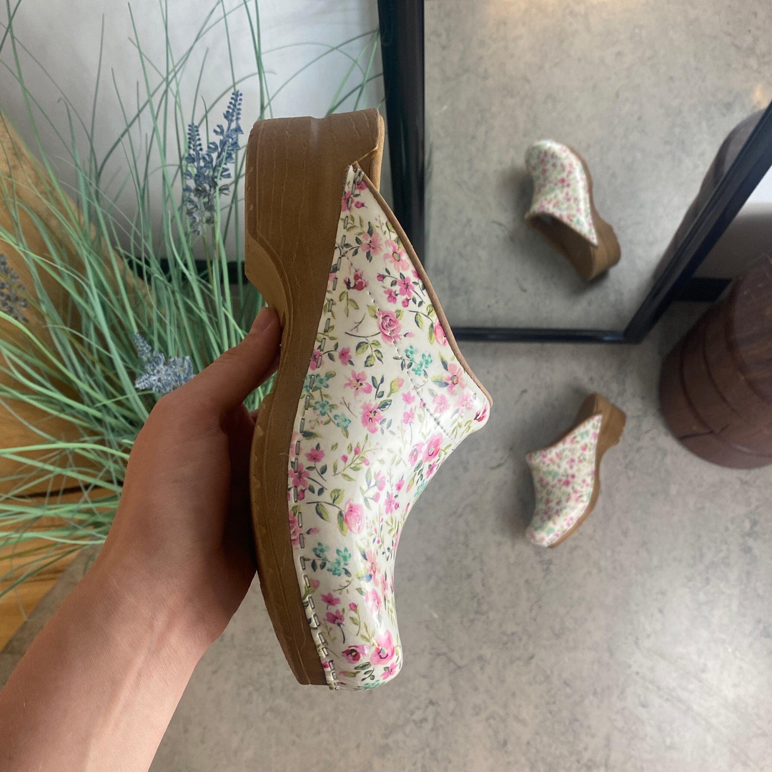 Hvid Sanita-træsko med smukt blomsterprint.