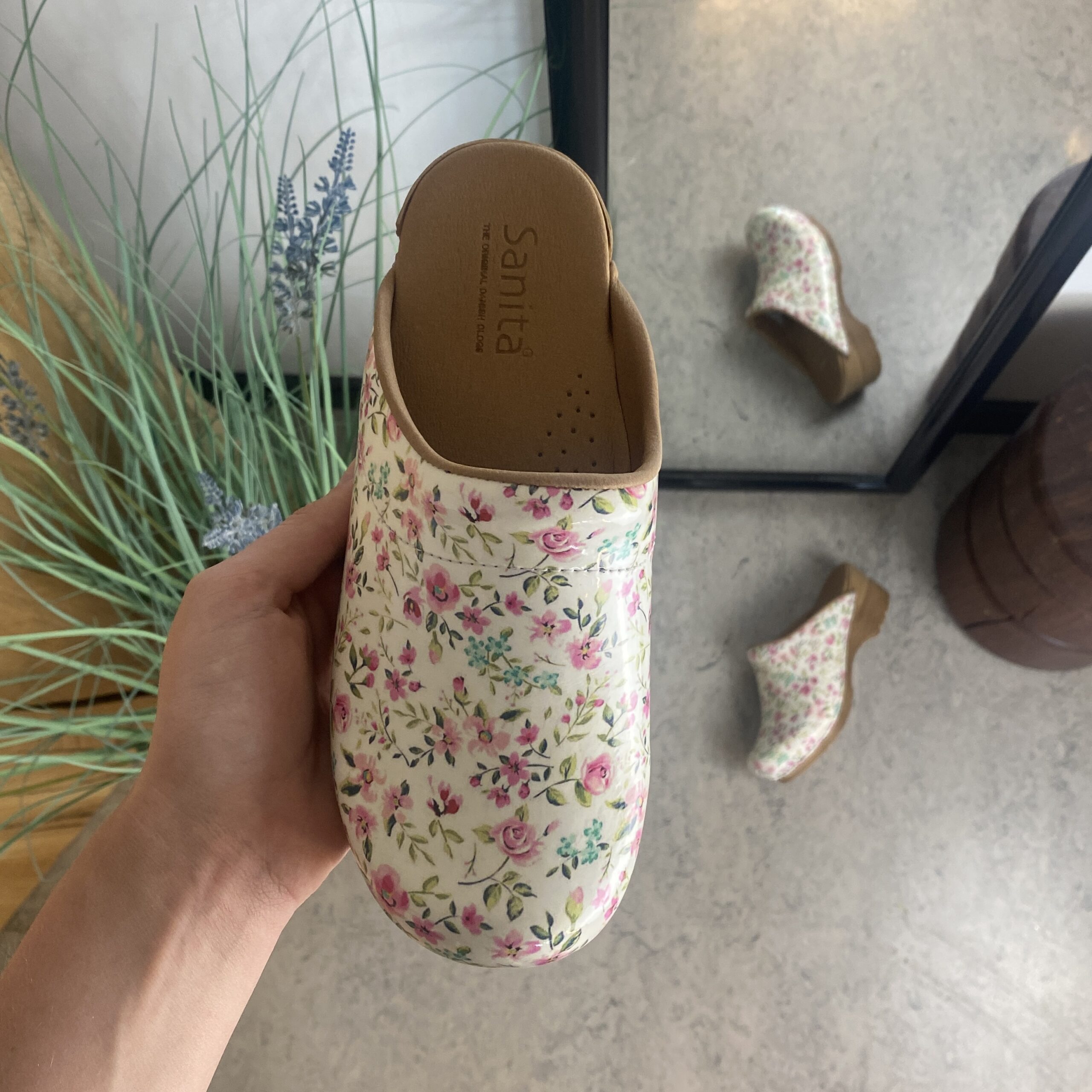 Hvid Sanita-træsko med smukt blomsterprint.