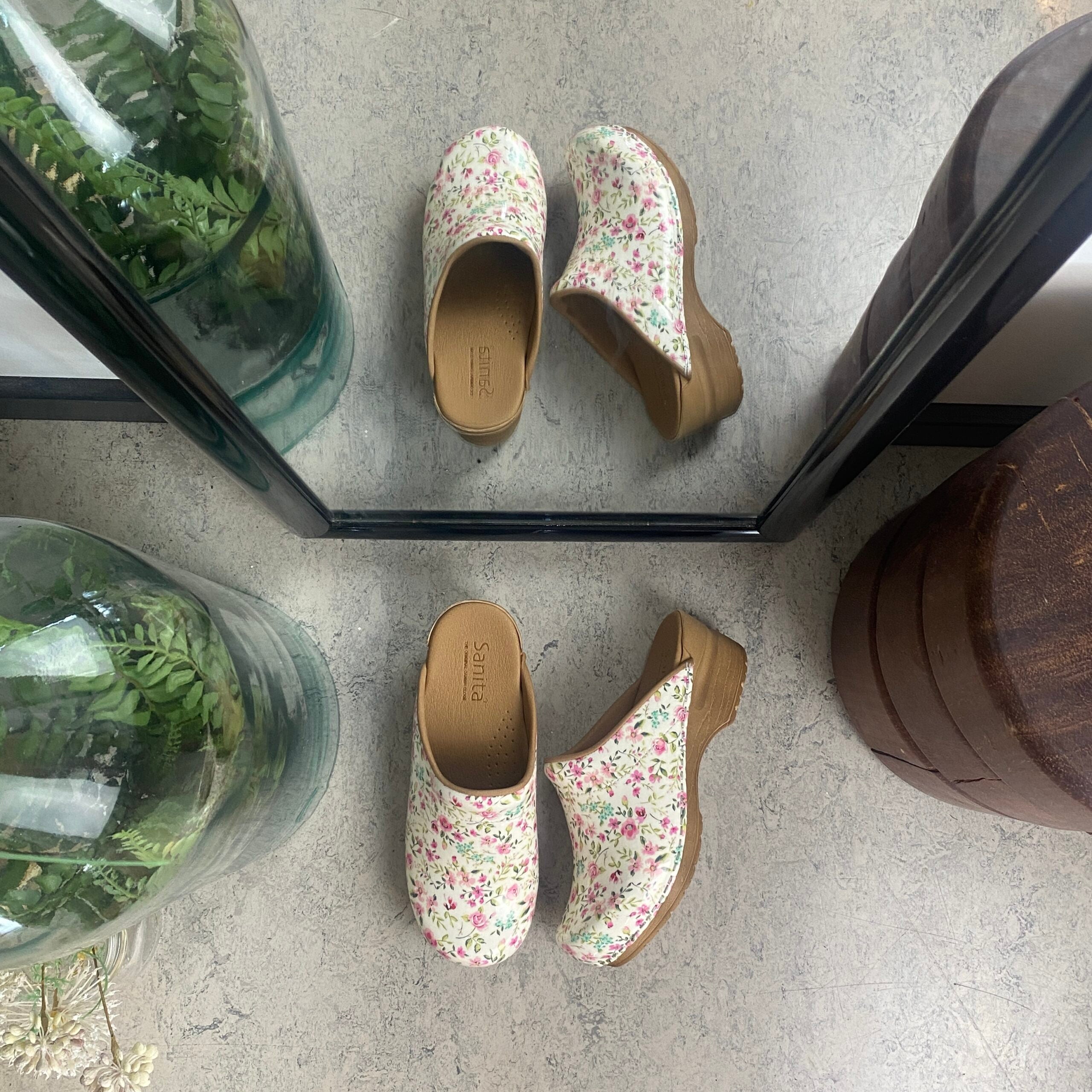 Hvid Sanita-træsko med smukt blomsterprint.