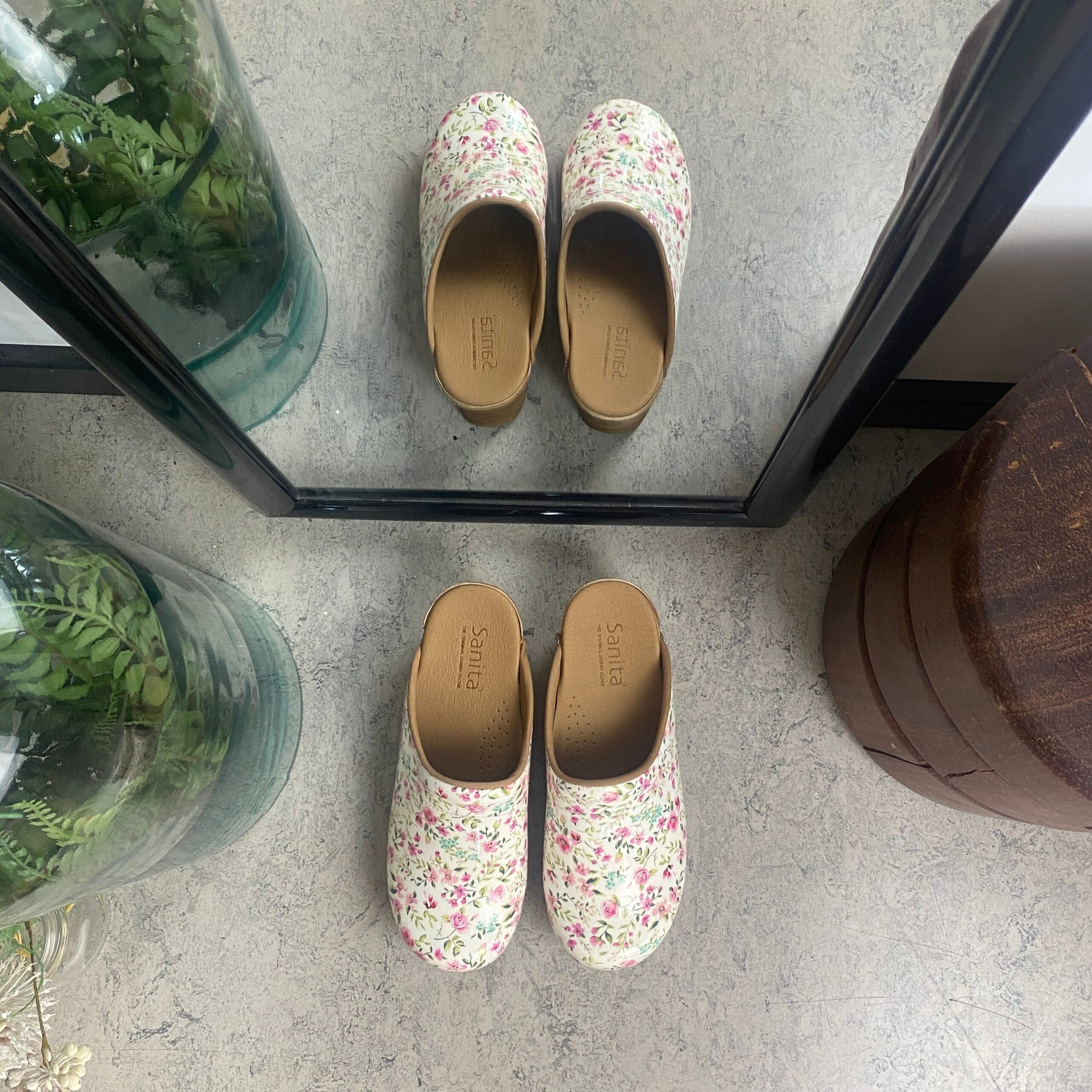 Hvid Sanita-træsko med smukt blomsterprint.