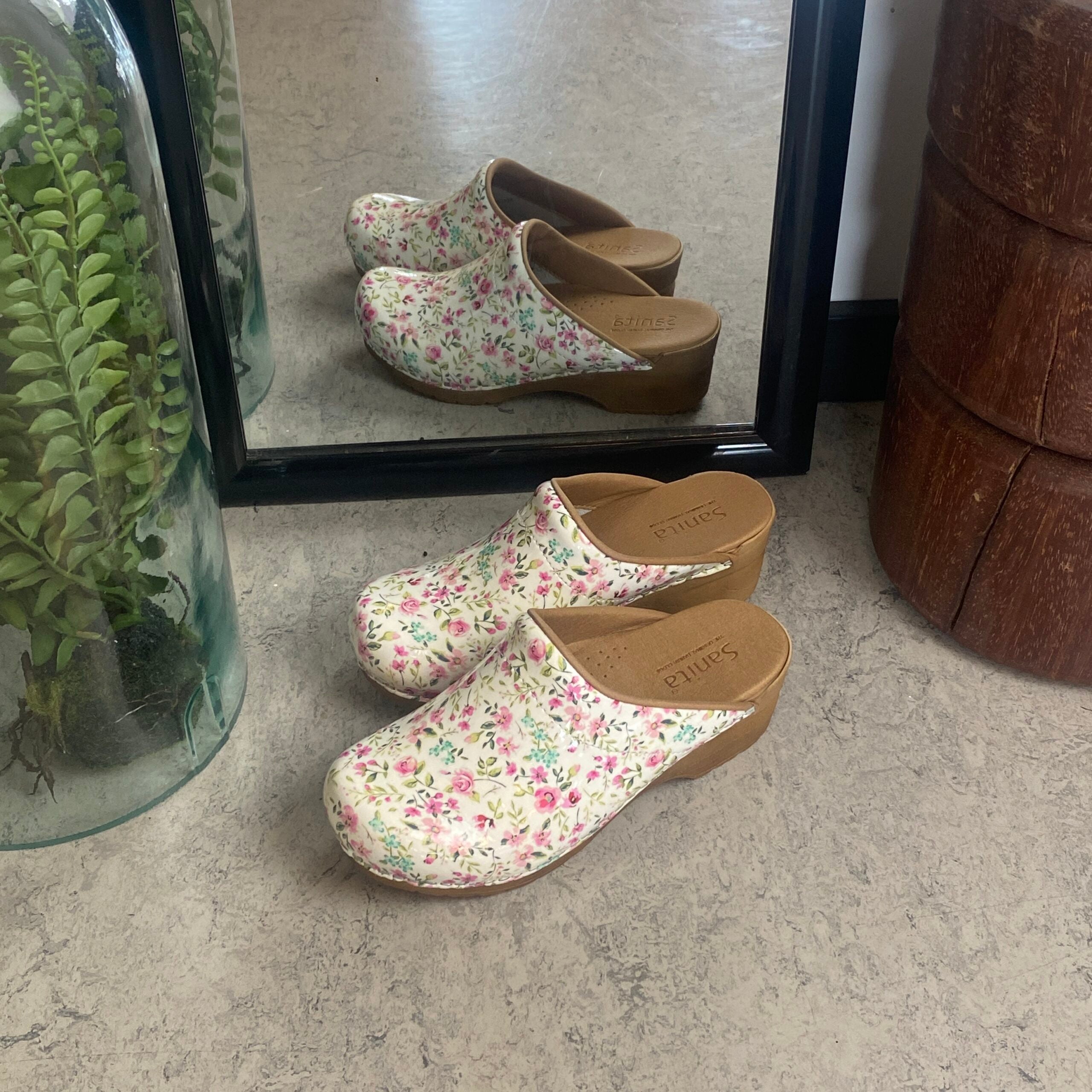 Hvid Sanita-træsko med smukt blomsterprint.