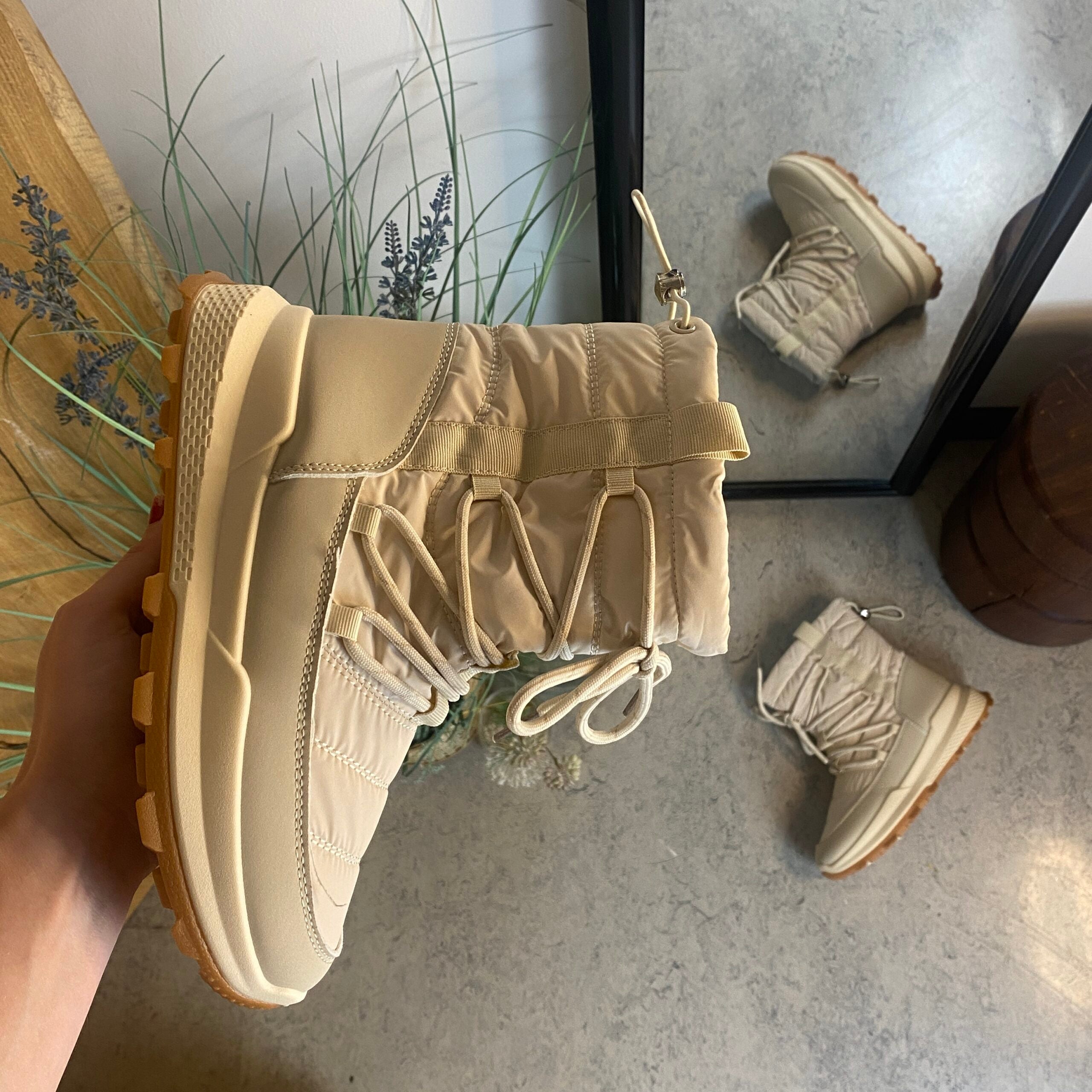 Beige vinterstøvle med lækkert blødt for