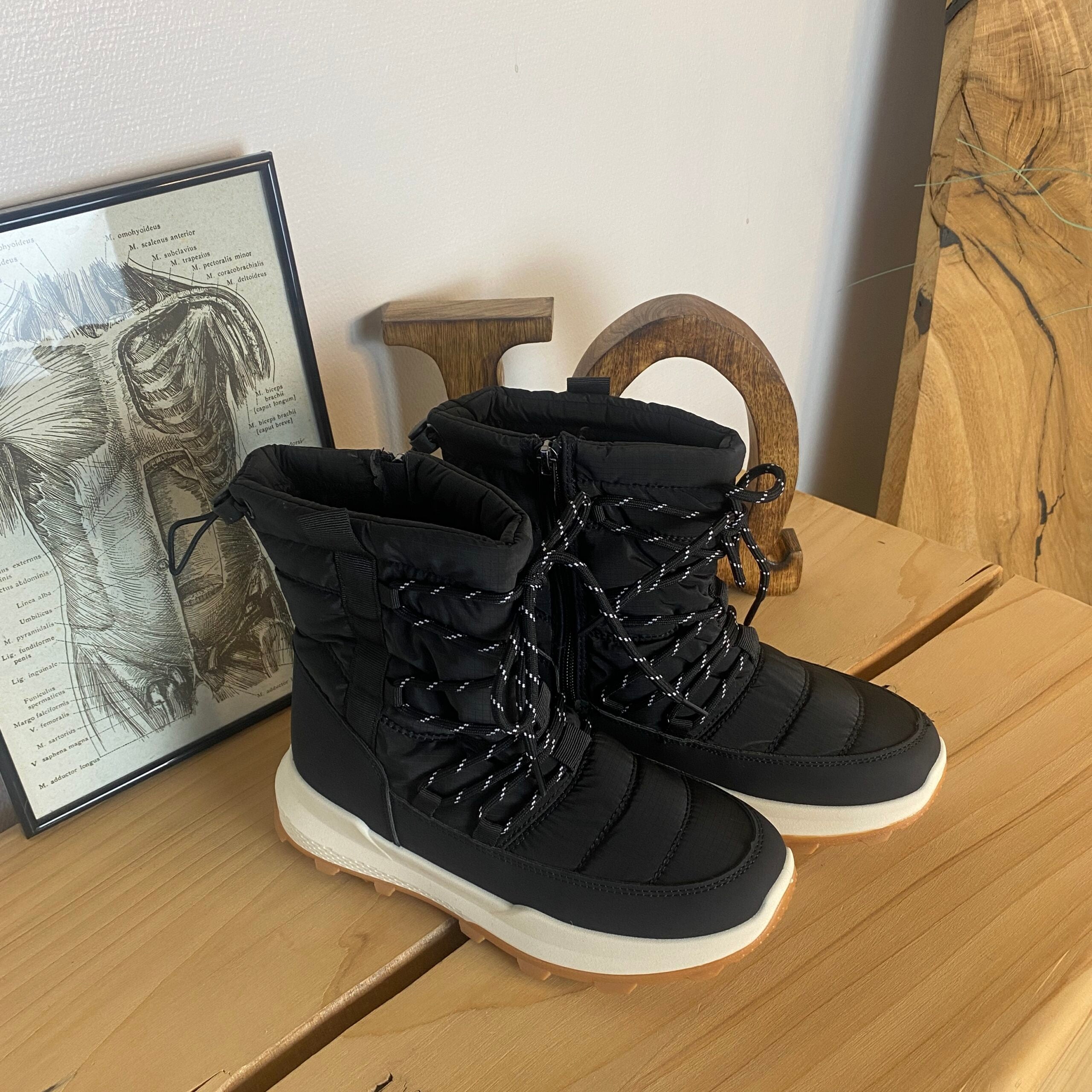 Sort vinterstøvle med lækkert blødt for