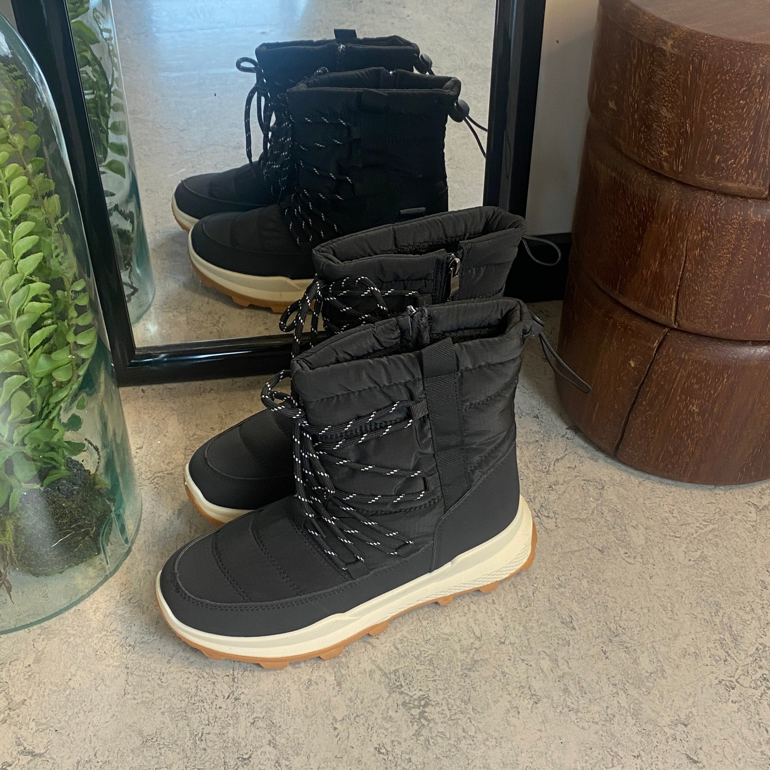 Sort vinterstøvle med lækkert blødt for