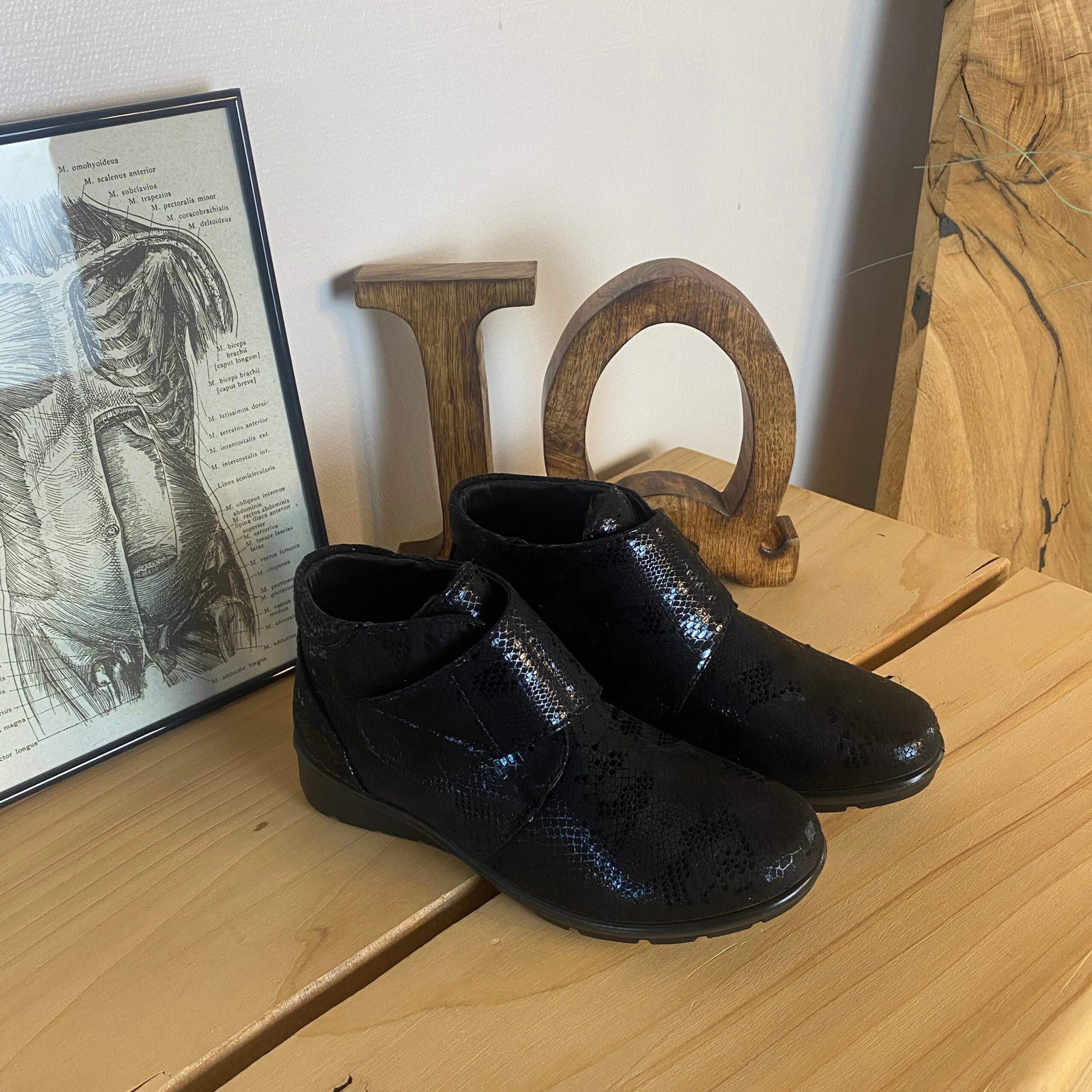 Kort damestøvle med velcrolukning