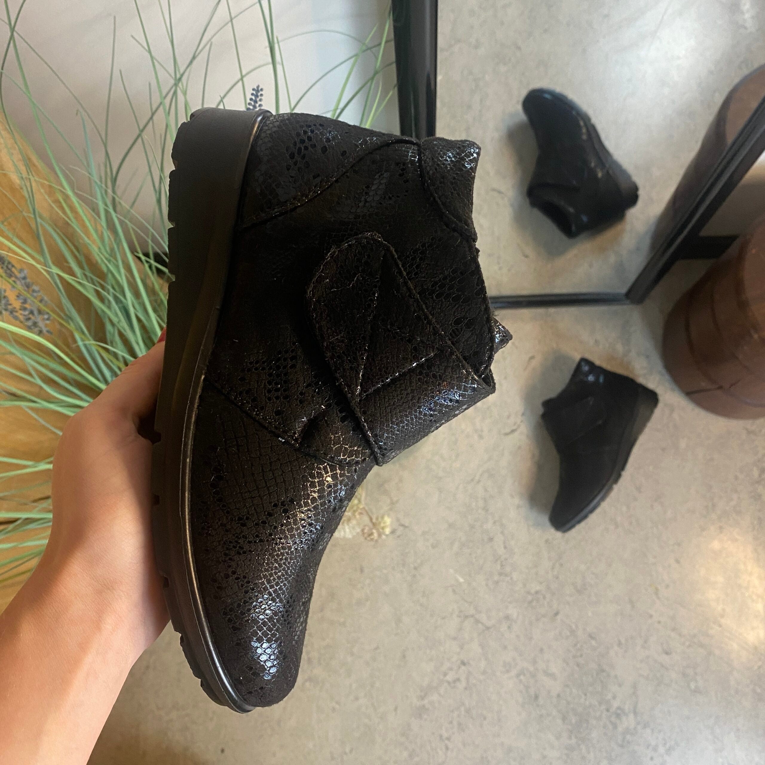 Kort damestøvle med velcrolukning