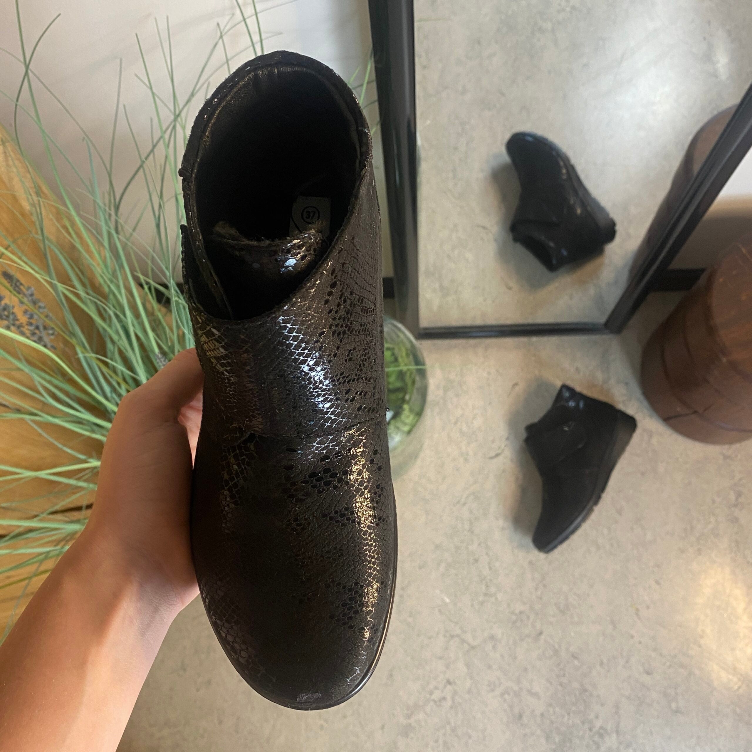 Kort damestøvle med velcrolukning