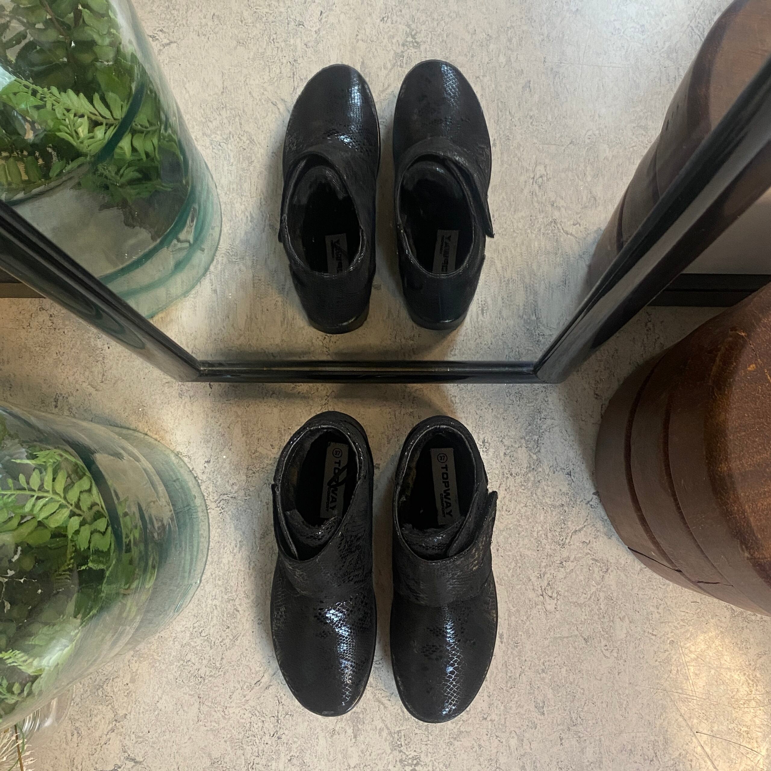 Kort damestøvle med velcrolukning