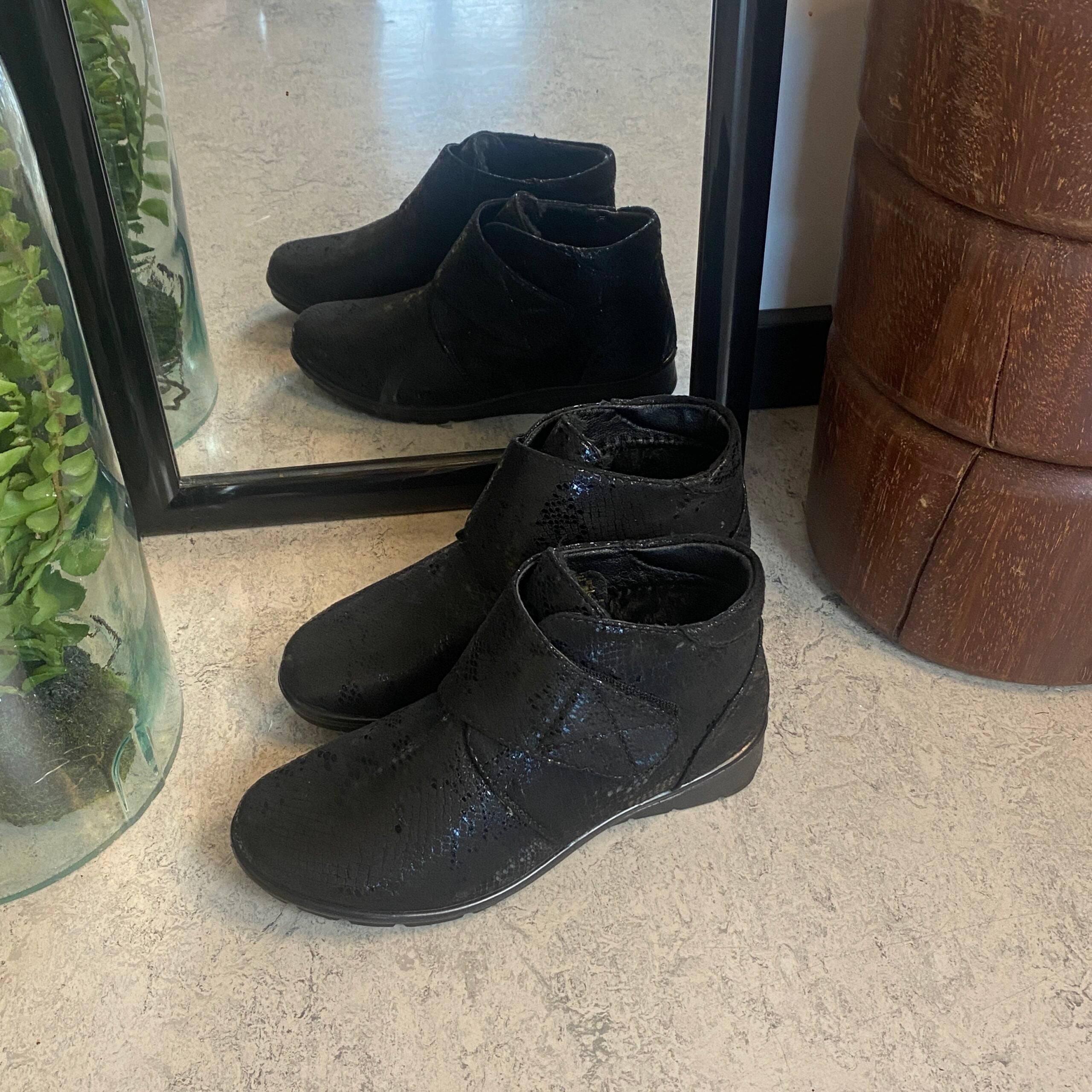 Kort damestøvle med velcrolukning