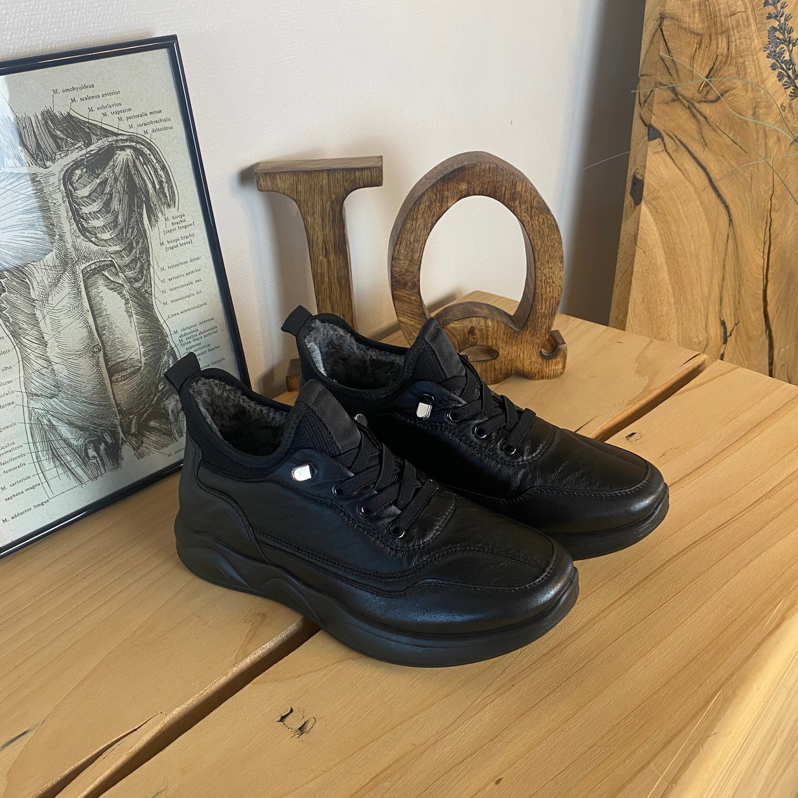 Sorte herresko, lette at træde i.