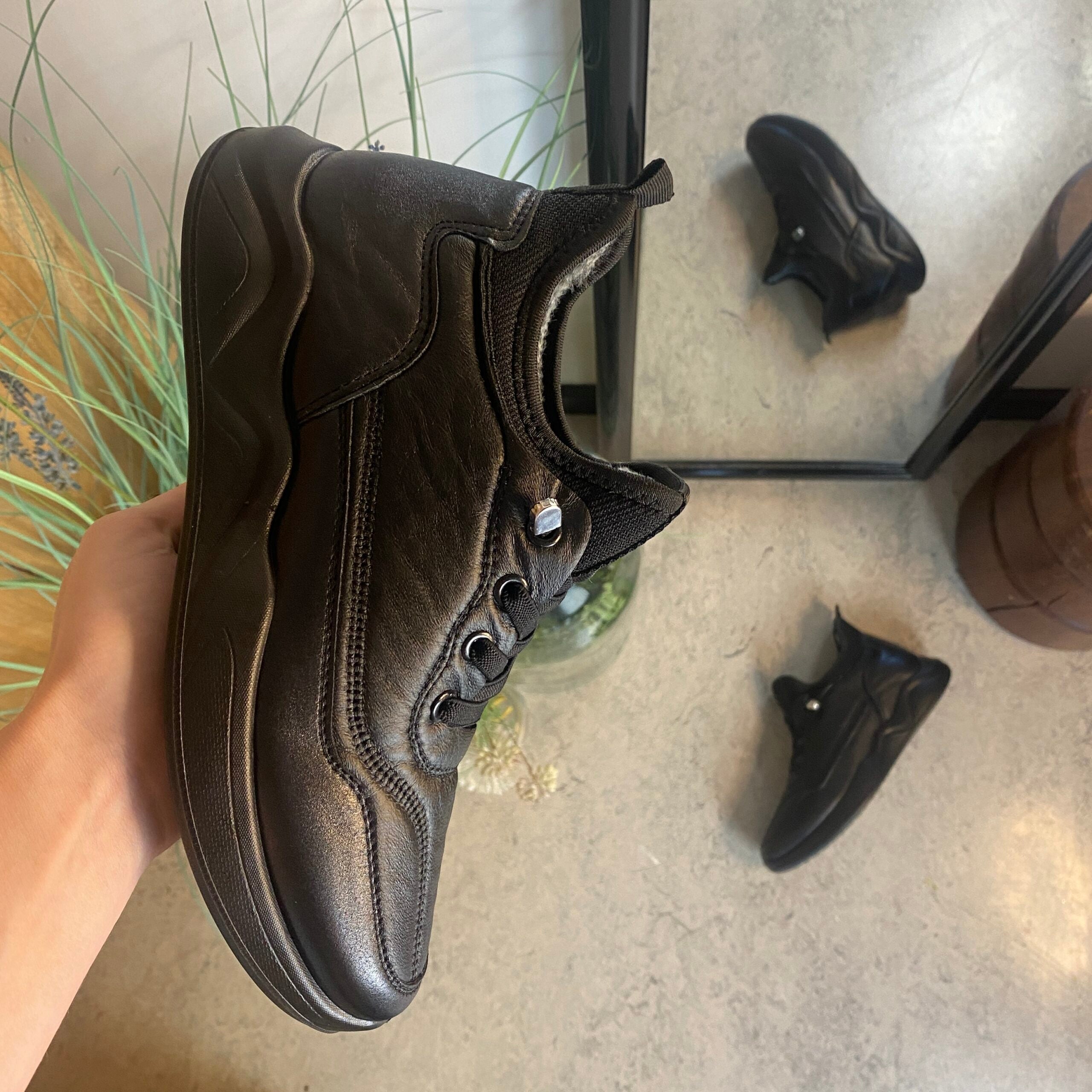 Sorte herresko, lette at træde i.