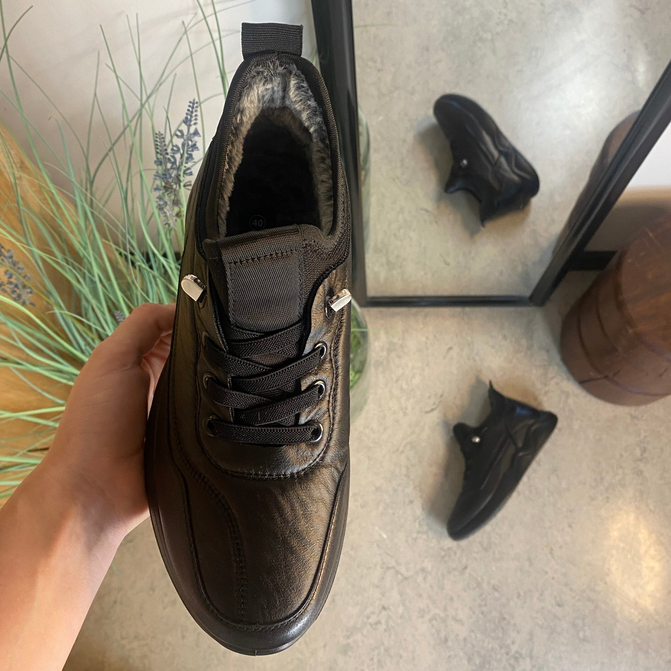 Sorte herresko, lette at træde i.