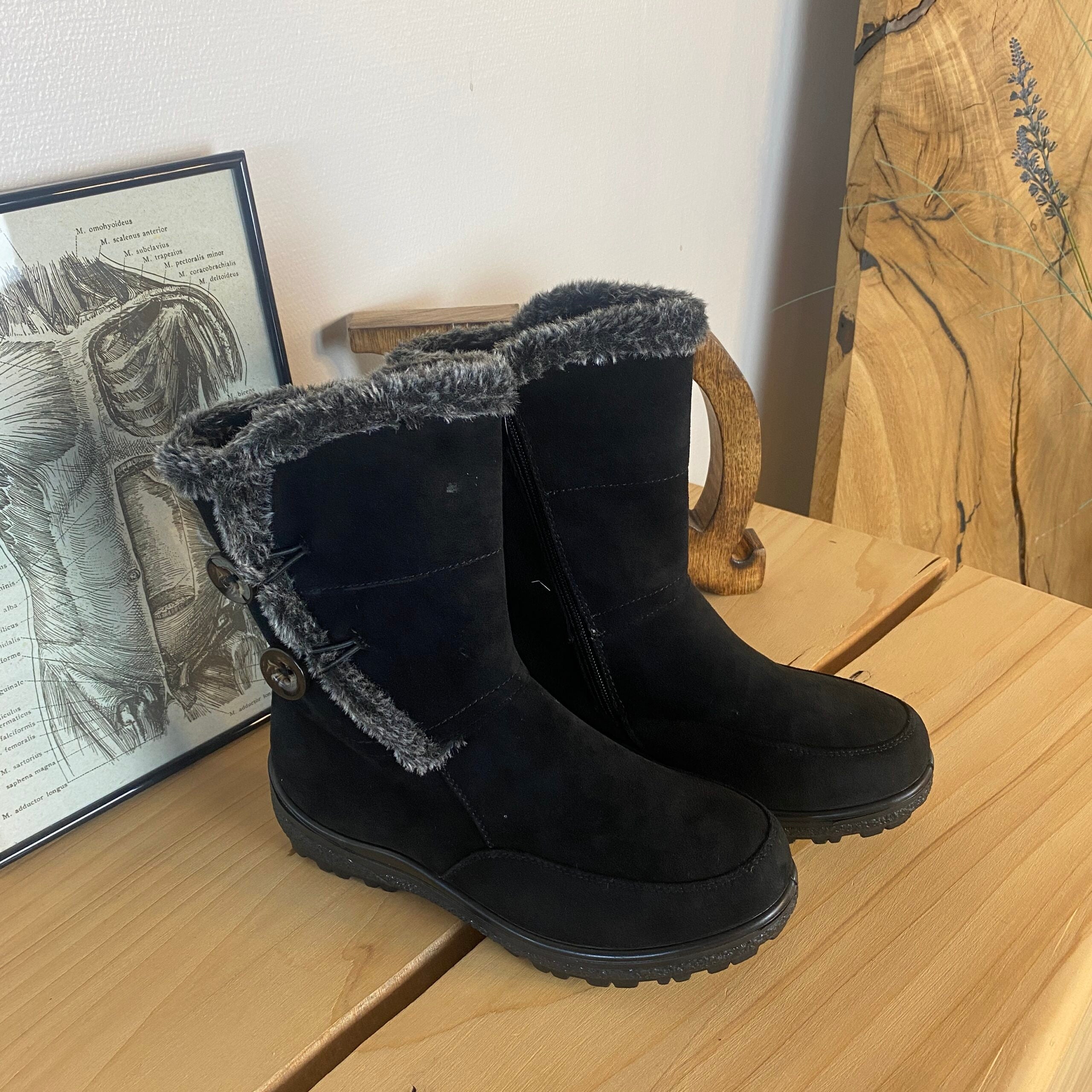 Sort støvle med fin pelsdetalje.