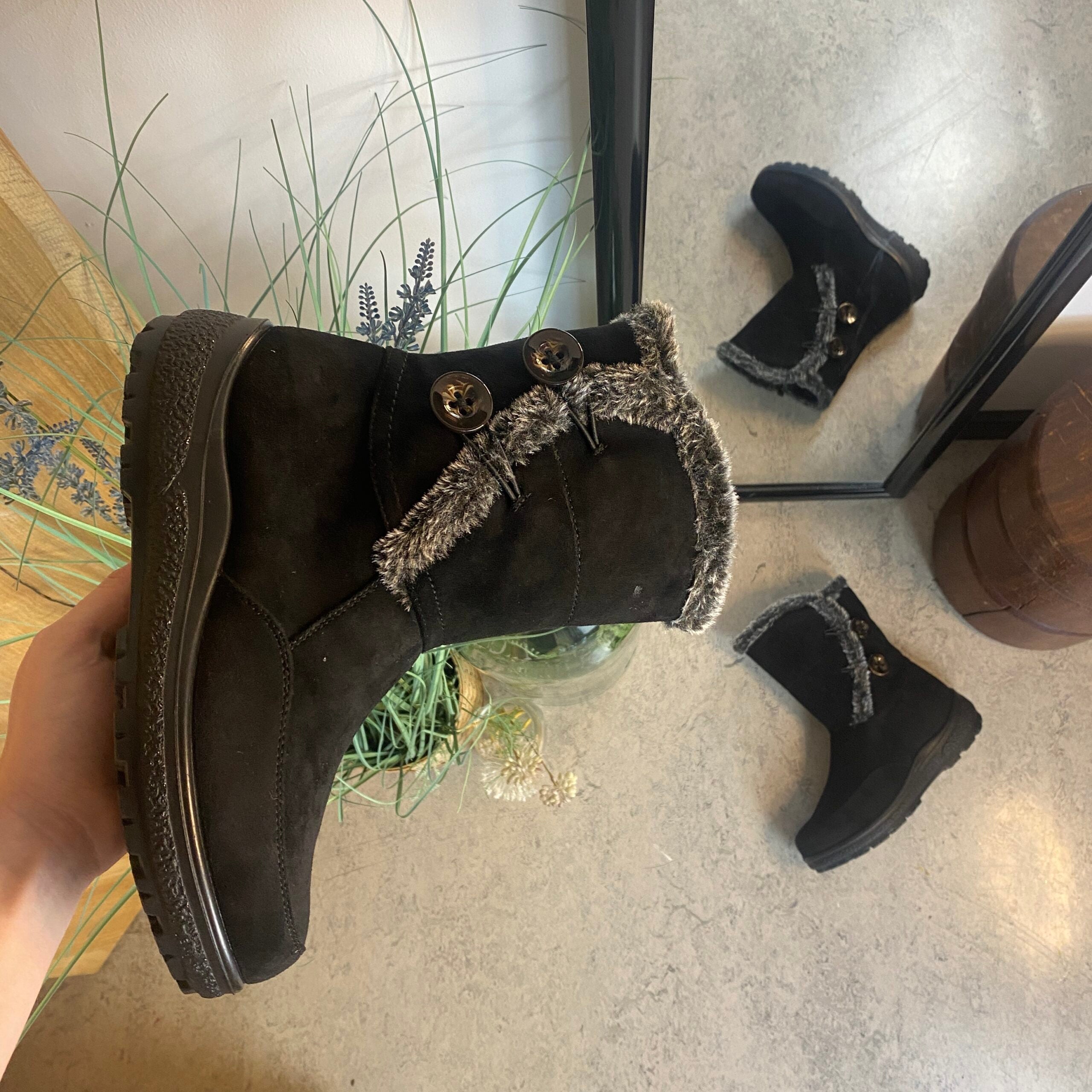 Sort støvle med fin pelsdetalje.